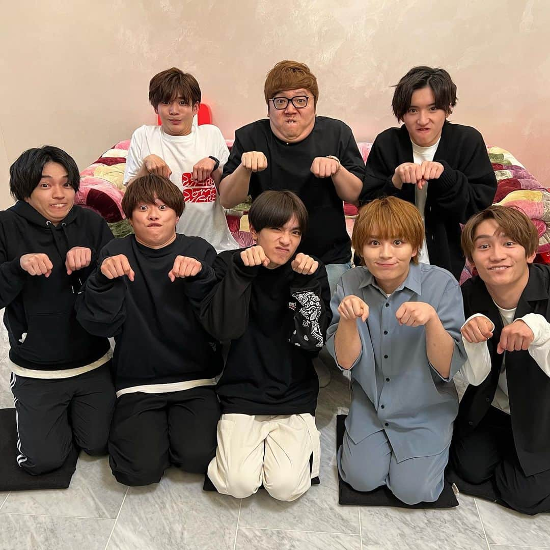 HIKAKINさんのインスタグラム写真 - (HIKAKINInstagram)「なにわ男子×HIKAKINで YouTubeのコラボ動画撮りました😎🎉HikakinTVとなにわ男子のYouTubeチャンネルでコラボ動画公開されてるので、是非ご覧下さい😂✨👀  #なにわ男子 #なにわTUBE #ヒカキン #hikakin」5月17日 21時12分 - hikakin