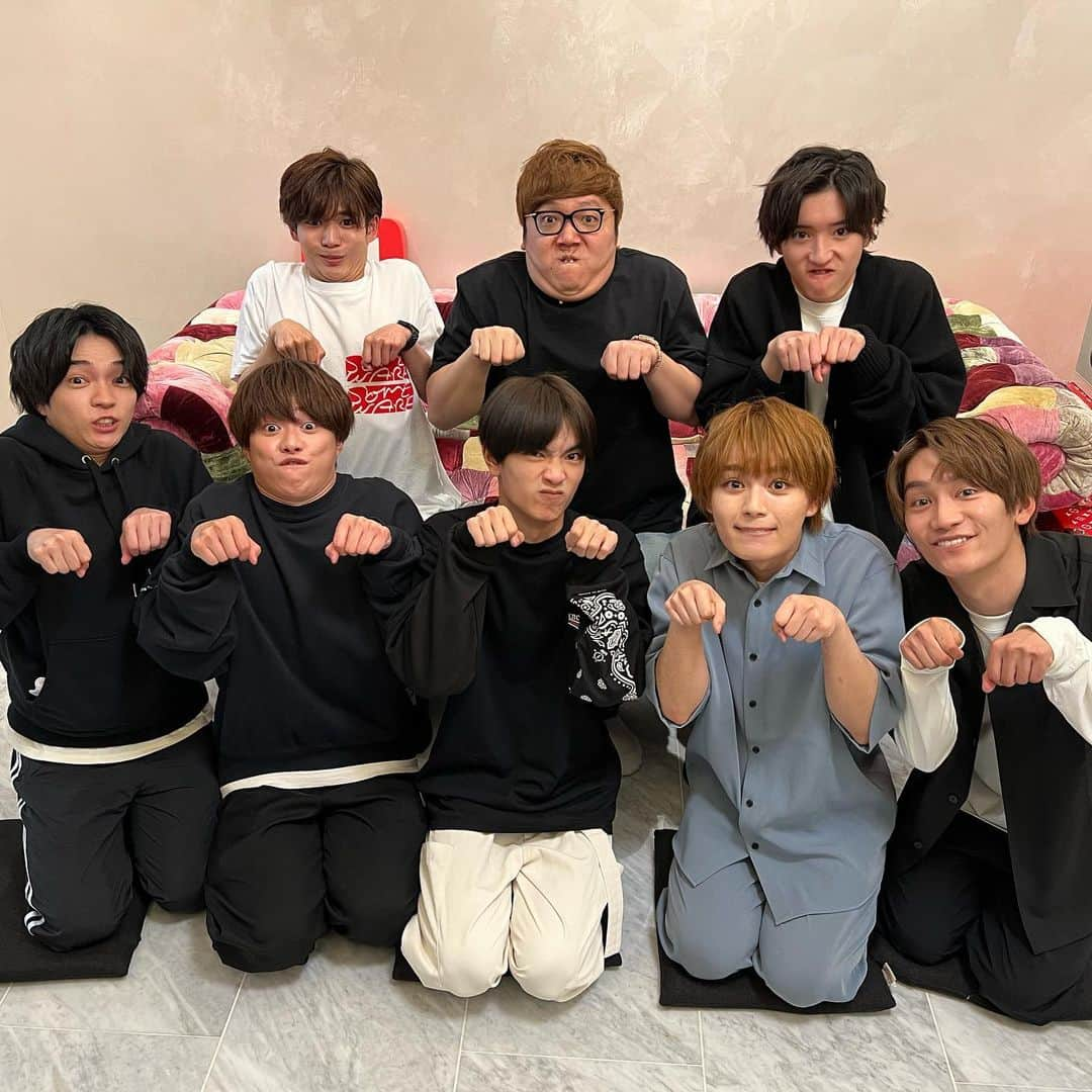 HIKAKINさんのインスタグラム写真 - (HIKAKINInstagram)「なにわ男子×HIKAKINで YouTubeのコラボ動画撮りました😎🎉HikakinTVとなにわ男子のYouTubeチャンネルでコラボ動画公開されてるので、是非ご覧下さい😂✨👀  #なにわ男子 #なにわTUBE #ヒカキン #hikakin」5月17日 21時12分 - hikakin