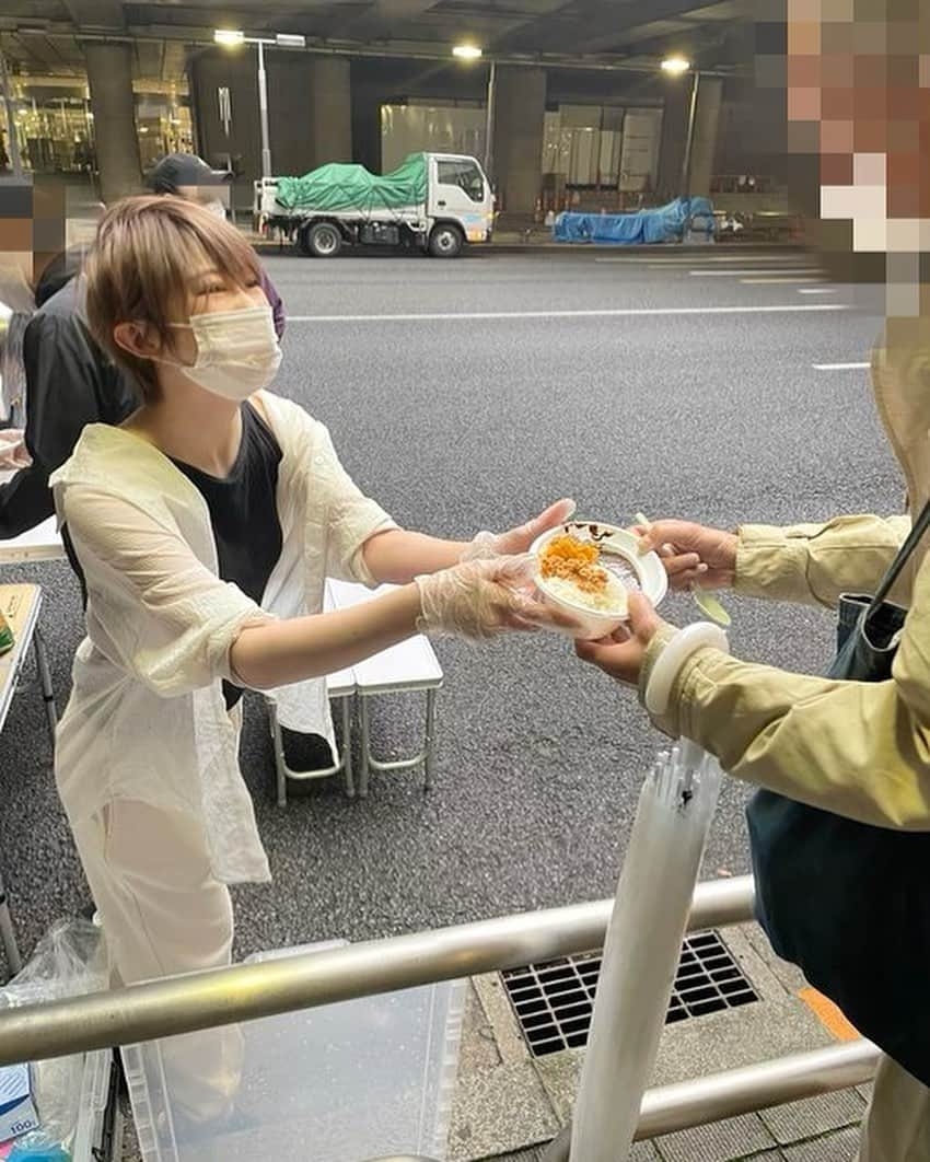 結城るみなさんのインスタグラム写真 - (結城るみなInstagram)「2022.5.17 🍛新宿租界の炊き出しに参加させていただきました！！  100人以上の方が召し上がってくださいました！ 本日のメニューは　#ぬーじぼんぼんの黒カレー🍛❤️ ありがとうございました！  #新宿租界　#炊き出し　#ボランティア」5月17日 21時19分 - yuki_rumina