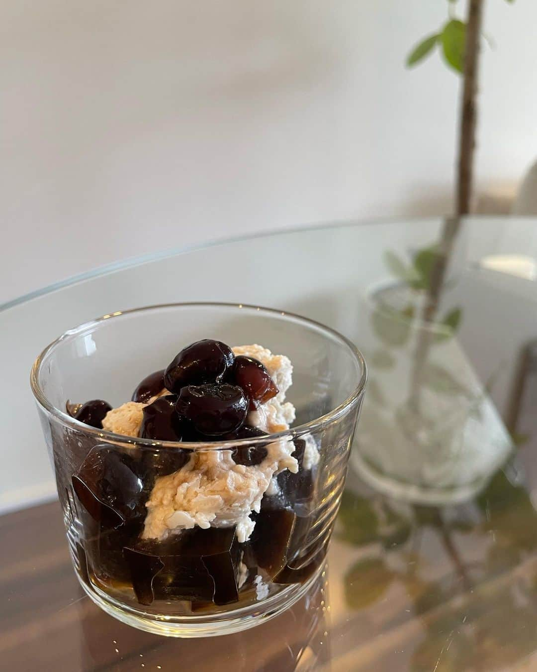 芝彰子さんのインスタグラム写真 - (芝彰子Instagram)「❋黒豆珈琲あんみつパフェ❋   coffee jelly parfait w raw whipped cream & sweetened black beans *  珈琲寒天を作って〜 久しぶりに作ったraw creamと 祖母の世界一の黒豆煮をのせたら 最高においしいおやつ🍨🤍  raw creamが冷たいのでアイスみたい♡  黒豆はヨーグルトにかけても、、、🤎🤍  . #rawsweets #rawfood #vegan #vegansweets #veganparfait #ローフード #ロースイーツ #ヴィーガンおやつ #おうちおやつ #ギルトフリースイーツ  #何人かに食べてもらったら大好評で😊😊😊❤️ #もちろん祖母にも♪」5月17日 21時20分 - akiaki1221