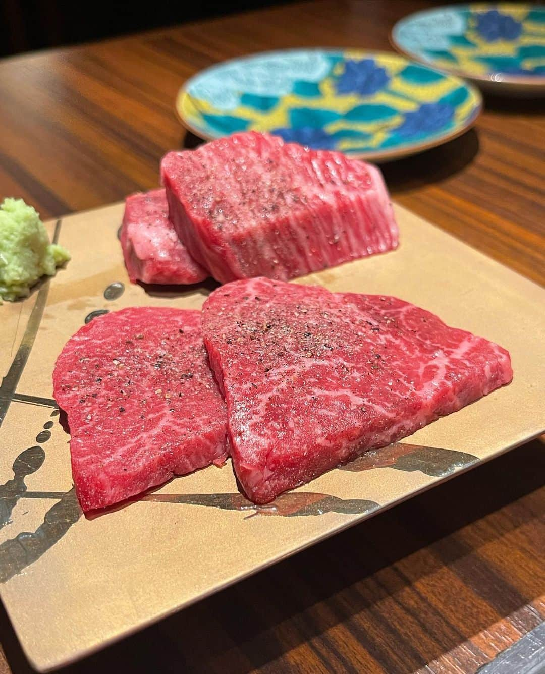 真優川咲さんのインスタグラム写真 - (真優川咲Instagram)「#🐂#🥩#👅#🥓#💜 ✨  #にく崎 【 @nikusaki_yakiniku 】にて🧡 #大人 な#焼肉 #デート 〜 in #銀座 😘🥩💕  店内も綺麗で✨カーテンをしめたら #半個室 になり 一目も気にせず#贅沢空間 で焼肉を楽しめました 🥰  本当に全部美味しかったけど.. お目当てはこのお店の#看板商品 でもある #レバ刺し ❣️😍 しっかり許可も得ているので、都内でも#合法 で 頂けるのはこのお店くらいだそう👏🥹💕幸  #生レバー 好きのあたしには#最高のお店 🤤✨ たまらなく#幸せ でした💕 #銀座焼肉 #銀座デート #銀座女子会 #銀座ディナー #肉食女子 #咲グルメ💋」5月17日 22時03分 - saki_411