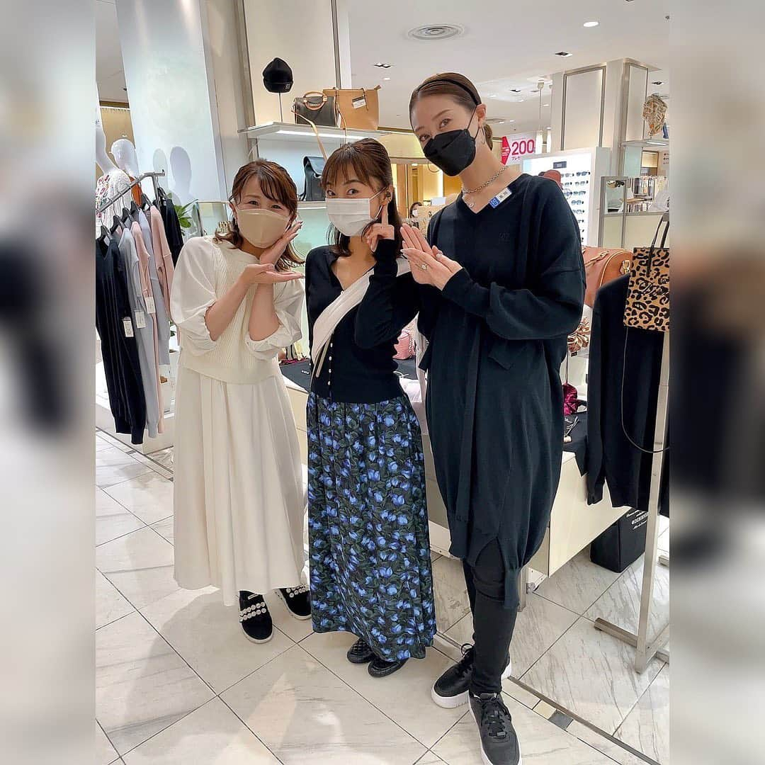 鳳翔大さんのインスタグラム写真 - (鳳翔大Instagram)「松屋銀座POPUP最終日でした！ ありがとうございました❤︎ @dineige_dai   沢山のお客様やOGの皆様が日々ご来店下さり本当に幸せでした😌  愛ちゃん.みこちゃん.ゆりさん.ろみさん.中井美穂さん✨✨ ありがとうございます♡  そして本日お手伝いしてくれたきゃのん💜 @mai_kanon_official   本当に心強く楽しかったー😆  今回は初めての経験で慣れない事も多く、なかなかハードな１週間でしたがおかげさまで元気に楽しく過ごす事が出来ました！！  皆様本当にありがとうございました✨✨  19日からは日比谷シャンテPOPUPへ戻りますので是非シャンテへも遊びに来てくださいね😋 シャンテよりジュエリーも店頭に並びます💍 どうぞよろしくお願いします🥺  #dineige  #鳳翔大 #ジュエリー　 #ダイヤモンド　 #パール #デザイナー　 #プロデュース #レザーバッグ　#シルバーアクセサリー #宝塚  #大丸 #銀座松屋 #雪組 #popup #日比谷シャンテ #愛月ひかる #花音舞 #夢莉みこ #音花ゆり　さん #夢乃千琴　さん #中井美穂　さん」5月17日 23時12分 - dai_hosho_official