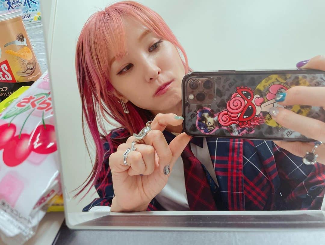 LiSAさんのインスタグラム写真 - (LiSAInstagram)「甘いものに癒されてる🍒🍓🍩🐟」5月18日 0時38分 - xlisa_olivex