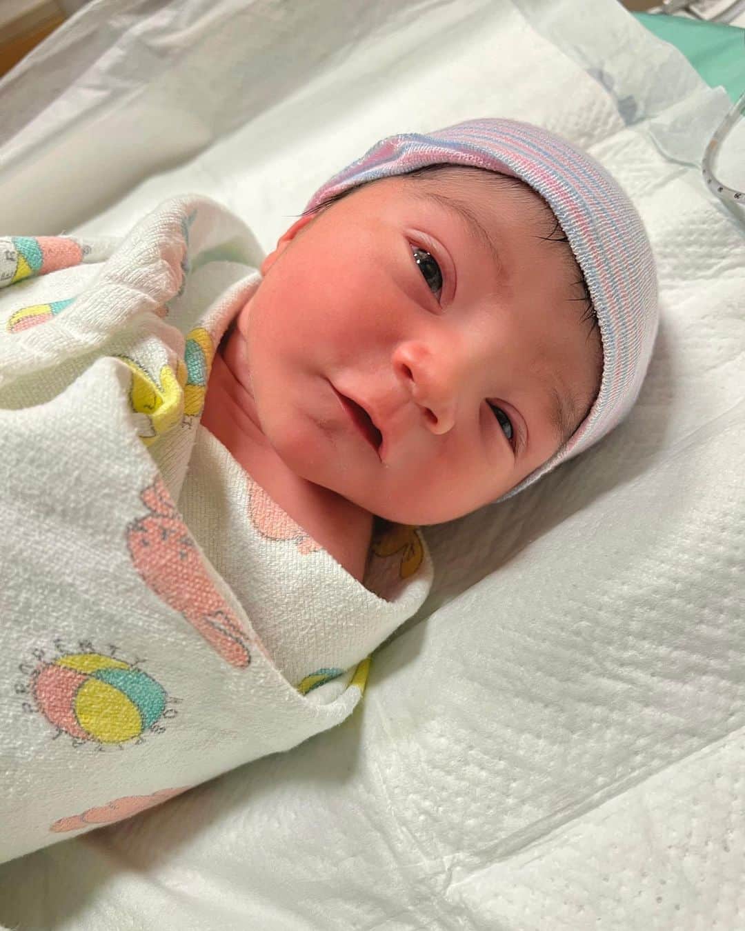 Jessica Weaverさんのインスタグラム写真 - (Jessica WeaverInstagram)「Our baby boy finally made it! 30 hours of labor, a few complications but he’s safe and healthy!   Meet Jaden!  8.8 pounds and 21 inches 🥲 we love him so dearly. He melted my heart」5月18日 2時31分 - jessicakes33