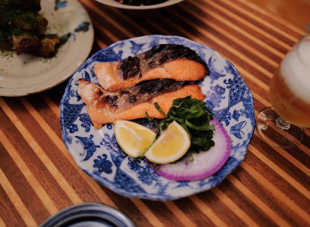 高山都さんのインスタグラム写真 - (高山都Instagram)「夜食べる塩鮭もなかなか良し。 バタバタして買い物も行けなかったから、朝焼いて食べようとしてた鮭が主役に繰り上がった！ そしたら、居酒屋で飲むみたいな献立になりました。 焼き鮭、ちくわの磯辺揚げ、キクラゲともやしのシンプル炒め、豆苗のおひたしにおぼろ昆布、フルーツトマトと茗荷の甘酢和え、肉豆腐の卵とじ。 翌日撮影のひと🙋🏻‍♂️は炭酸とお茶、ワタシはビール🍺 夕方、走った後に夕焼け綺麗だねーって見ながら飲む缶ビールが美味しかった🥺 #みやれゴハン」5月18日 11時19分 - miyare38