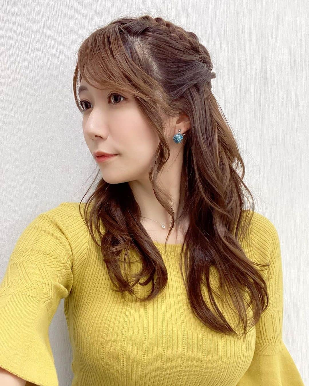 穂川果音さんのインスタグラム写真 - (穂川果音Instagram)「hairstyle  ハーフアップ！前髪ありバージョンです😊  earring→ @nemu.accessory   この前髪、実は後ろの髪の毛を前に持ってきているんですーーー！ 技術しゅごい、、  #アベプラ　#abema #気象予報士　#気象キャスター　#穂川果音 #前髪アレンジ　#ハーフアップ　#ハーフアップアレンジ　#hairstyle #hairarrange」5月18日 11時55分 - hokawakanonn