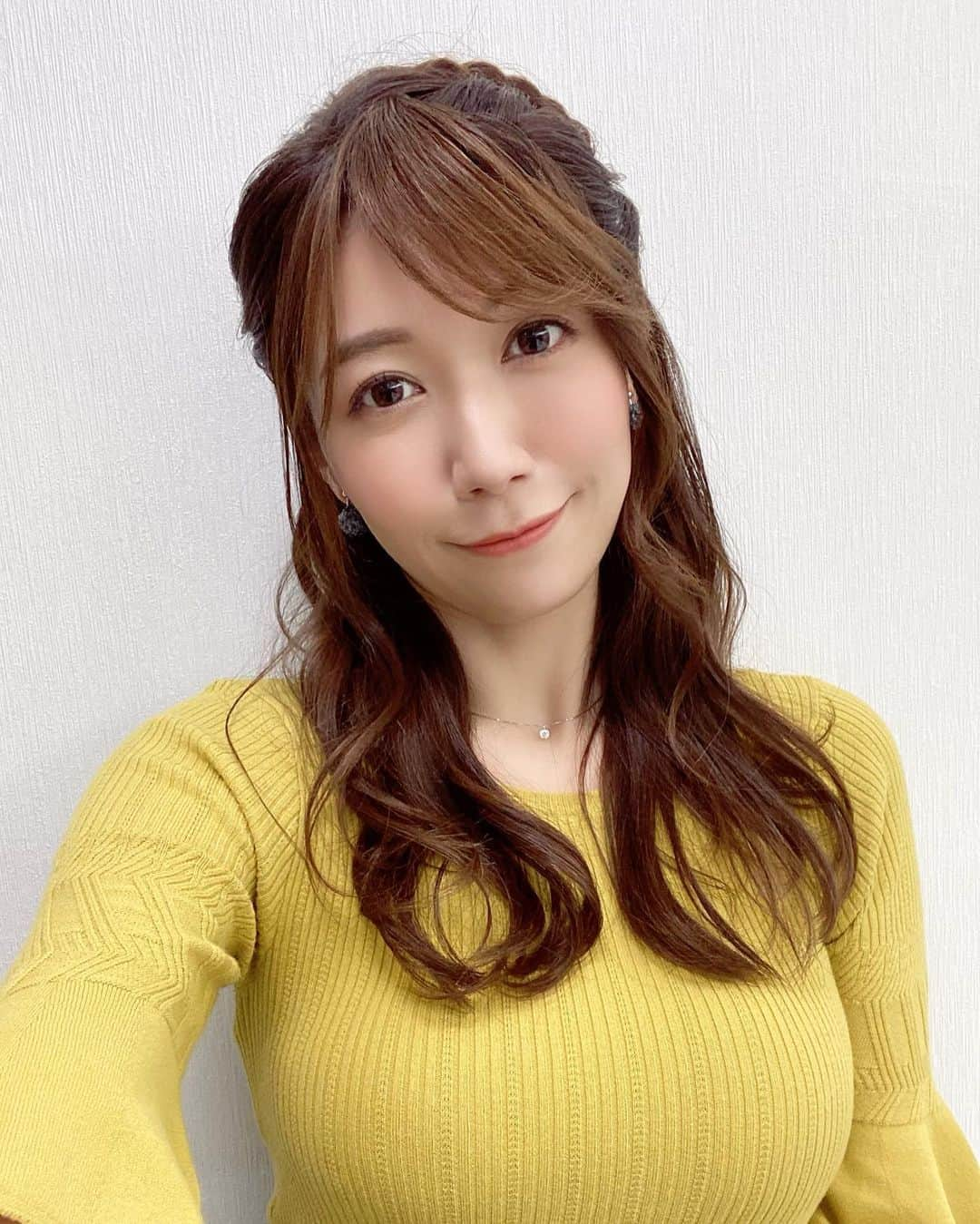 穂川果音さんのインスタグラム写真 - (穂川果音Instagram)「hairstyle  ハーフアップ！前髪ありバージョンです😊  earring→ @nemu.accessory   この前髪、実は後ろの髪の毛を前に持ってきているんですーーー！ 技術しゅごい、、  #アベプラ　#abema #気象予報士　#気象キャスター　#穂川果音 #前髪アレンジ　#ハーフアップ　#ハーフアップアレンジ　#hairstyle #hairarrange」5月18日 11時55分 - hokawakanonn