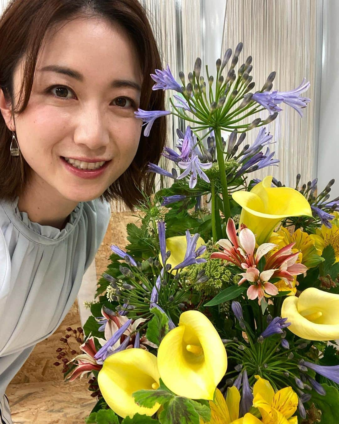 上山真未さんのインスタグラム写真 - (上山真未Instagram)「⁡ ひさしぶりのお花投稿です！ 春から夏にかけてはいろんな色の花が でてきて楽しいですね〜☺️✨ ⁡ 東海テレビでは、スタジオに飾られ 役目を終えた花をドライフラワーにしています。 花を暮らしの中に循環させる「サークルフラワー」 という取り組みの一環です。 ⁡ 先日読み聞かせをした大府の会場にも お贈りしました💐 花に癒やされる人がひとりでも増えると いいなと願っています🌈 ⁡ ⁡ #サークルフラワー #イッチー文庫 #flowers #花スタグラム #東海テレビ #アナウンサー #上山真未 ⁡ ⁡」5月18日 13時00分 - ueyama_mami