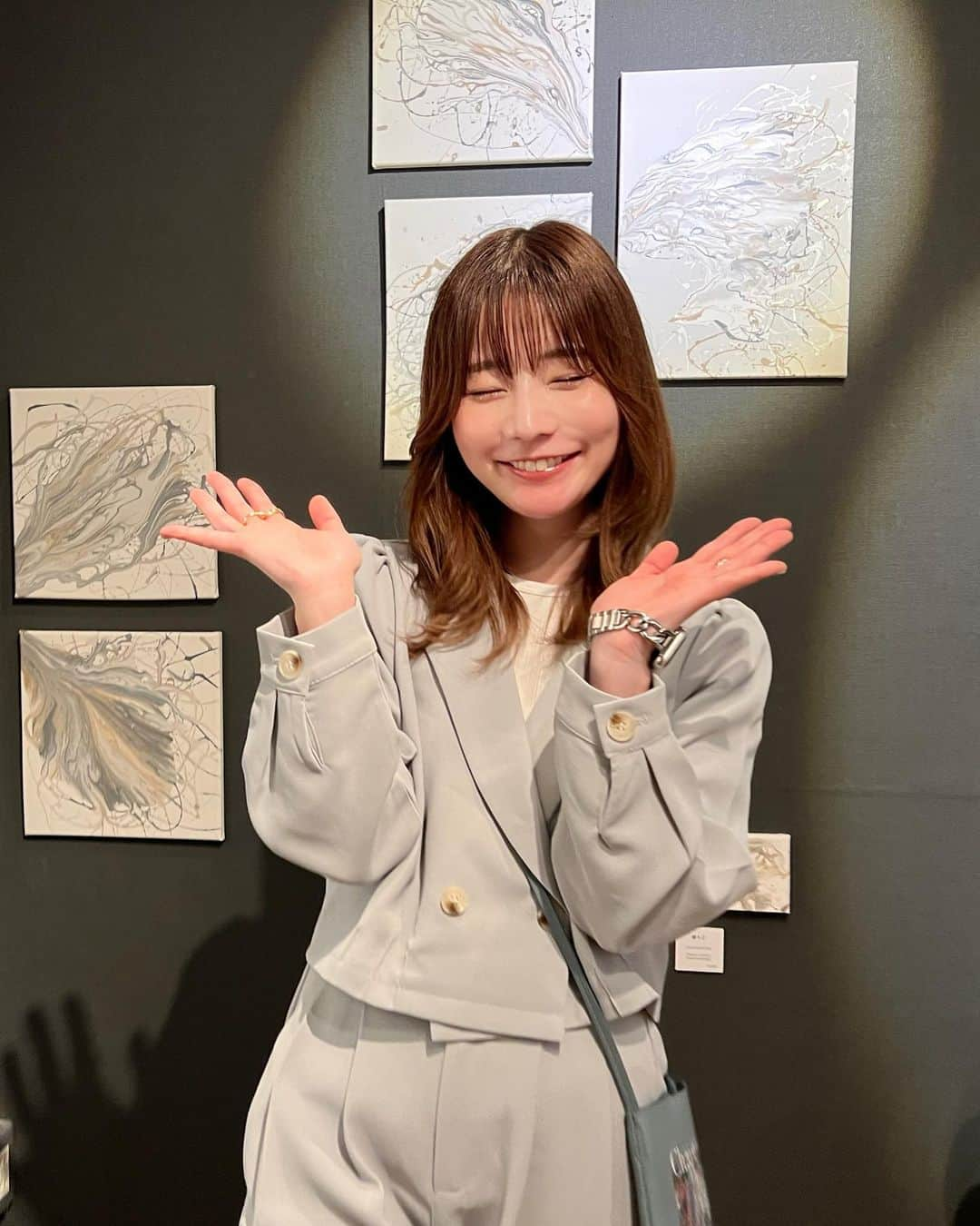 山内あいなさんのインスタグラム写真 - (山内あいなInstagram)「#えじにゃん個展 無事に初日を終えました🌿 ⁡ 駆けつけてくれたお友達や、 応援してくれているみんなのおかげで 本当に素敵な初日となりました☺️✨ (まだほわほわしてます💭) ⁡ 自分の作り上げた大切な空間で 大切な人たちが繋がっていくのを見て、 これが私にとっての"幸せ"なんだなぁと 実感しました🥲 ⁡ 搬入を遅くまで頑張ってくれた家族や 協力してくれたスタッフさん、 心からありがとうございます。 ⁡ ⁡ 下北沢バロンデッセ 3Fにある ギャラリースペースにて #えじにゃん個展 2日目もオープンしております🌿 ⁡ おすすめのフォトスポットで 写真を撮って #えじにゃん個展 でたくさん載せてね📷🌱 ⁡ 残りの5日間もよろしくお願いします‼︎ チケット購入は こちらから👇 t.livepocket.jp/e/refmo ⁡ #えじにゃん個展」5月18日 13時06分 - ainayamauchi3131