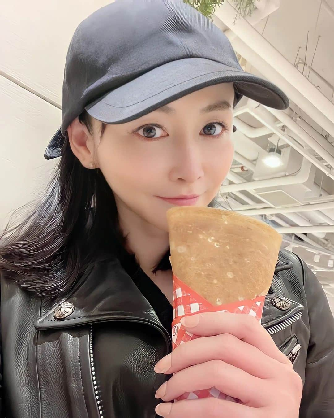 杉原杏璃さんのインスタグラム写真 - (杉原杏璃Instagram)「5/19 NFTの。。。  NFTv特別編 日本初の上場Play to EarnトークンDEAPcoinを発行するDEA社CEO山田による初AMA（Ask Me Anything）  【配信時間】 5月19日（木）20:00~21:00  のYouTube 生配信にお邪魔します 詳細が私のところまでおりてきていないのでここまでのことしかまだお伝えできませんが  当日の生配信。。。NFTまたは、私に興味のある方w 是非チェックしてください ✋⬇︎⬇︎ https://www.youtube.com/watch?v=Yp4S9NxW8_Y  昨日は、仕事の合間に。。。 おやつにクレープ食べちゃったよね〜♡♡　 目の前通りがかると止まっちゃうw たまに無性に食べたくなる物の1つです✨  後2ヶ月くらいで身体整えなきゃいけないのに “これが最後の最後” と最後を連発しながら調子にのってます👅💦  #グラビア#アイドル#グラドル#グラビアアイドル#anrisugihara#sugiharaanri#杉原杏璃#投資#資産運用#暗号資産#NFT#NFTv」5月18日 13時58分 - anri.sugihara.anri