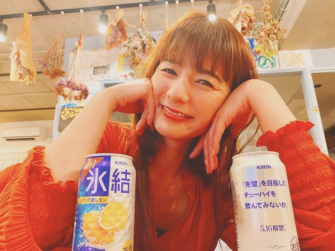 スザンヌさんのインスタグラム写真 - (スザンヌInstagram)「最近話題になっていた「完璧」な新キリンチューハイ の正体は、  なんと生まれ変わった新氷結だったんだぁ🍋♡♡♡   私も早速飲んでみたんですが、 果実らしいみずみずしさと、 爽快な後味のバランスは、 これまでのチューハイのイメージが覆る気持ちいいおいしさでほんとーっっに最高でした🌈☺️  ちょっと疲れた時の息抜きにもなるので  （息抜きじゃなくても飲んでる🙋‍♀️）  皆さんも飲んでみてくださいね♡   #完璧なキリンチューハイ #新氷結 #めちゃうま #爽快気持ちいい #我が家の冷蔵庫が氷結でいっぱい #PR」5月18日 15時48分 - suzanneeee1028