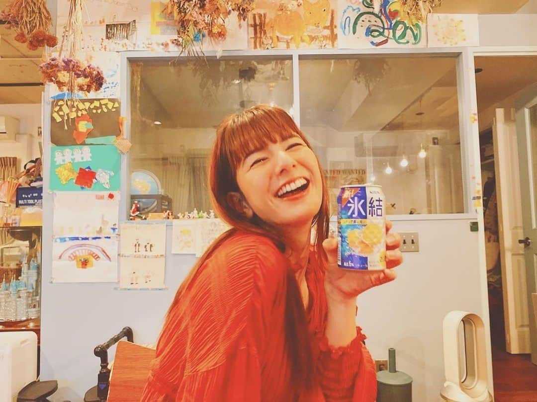 スザンヌさんのインスタグラム写真 - (スザンヌInstagram)「最近話題になっていた「完璧」な新キリンチューハイ の正体は、  なんと生まれ変わった新氷結だったんだぁ🍋♡♡♡   私も早速飲んでみたんですが、 果実らしいみずみずしさと、 爽快な後味のバランスは、 これまでのチューハイのイメージが覆る気持ちいいおいしさでほんとーっっに最高でした🌈☺️  ちょっと疲れた時の息抜きにもなるので  （息抜きじゃなくても飲んでる🙋‍♀️）  皆さんも飲んでみてくださいね♡   #完璧なキリンチューハイ #新氷結 #めちゃうま #爽快気持ちいい #我が家の冷蔵庫が氷結でいっぱい #PR」5月18日 15時48分 - suzanneeee1028