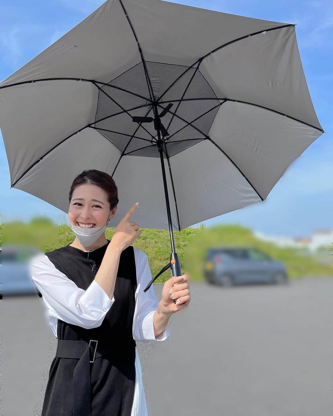 阿部桃子さんのインスタグラム写真 - (阿部桃子Instagram)「撮影でマネージャーが 扇風機付きの日傘を 持ってきてくれました。 初めて見て感動したょ  #撮影日和 #日傘」5月18日 16時27分 - momokoabeofficial