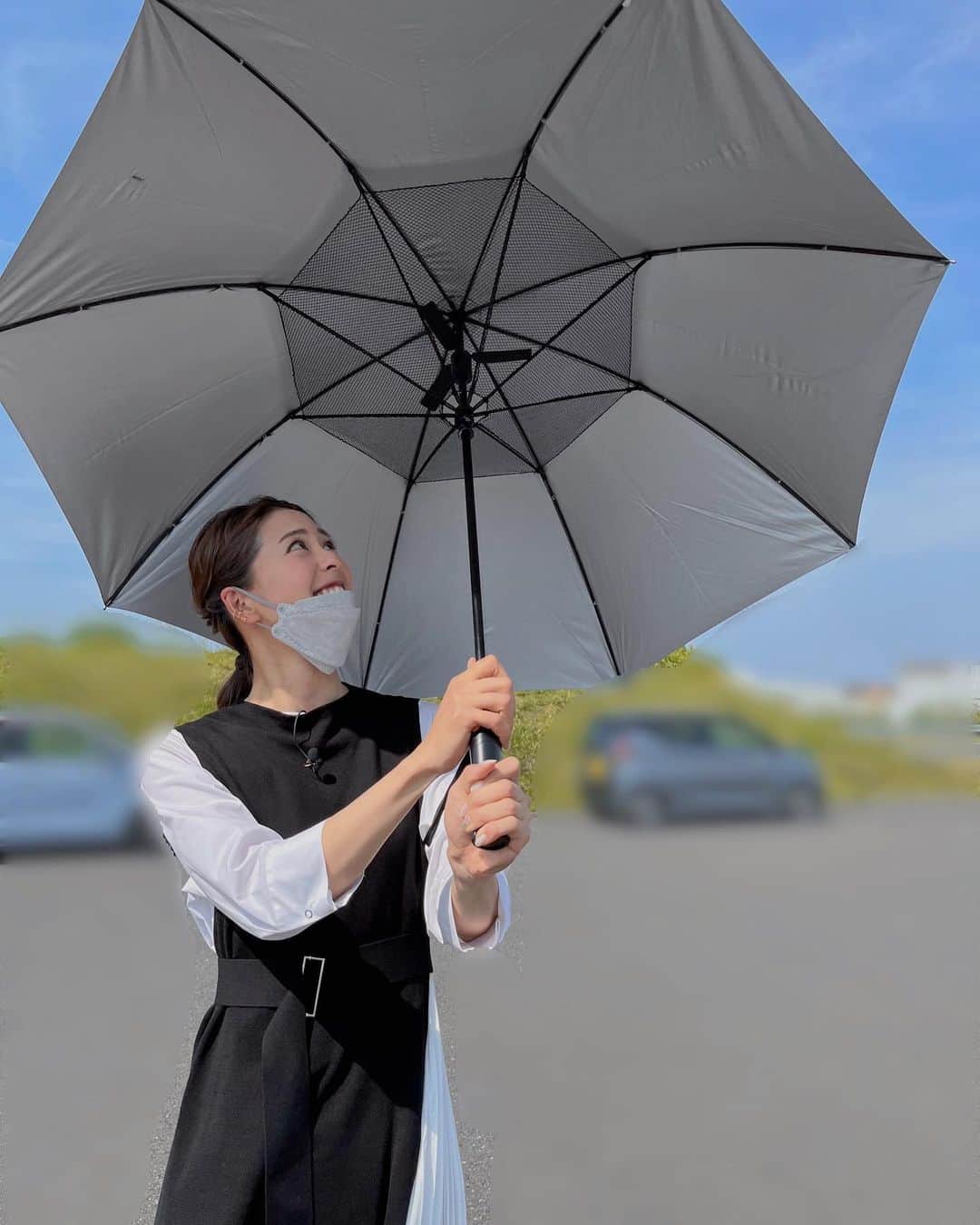 阿部桃子さんのインスタグラム写真 - (阿部桃子Instagram)「撮影でマネージャーが 扇風機付きの日傘を 持ってきてくれました。 初めて見て感動したょ  #撮影日和 #日傘」5月18日 16時27分 - momokoabeofficial