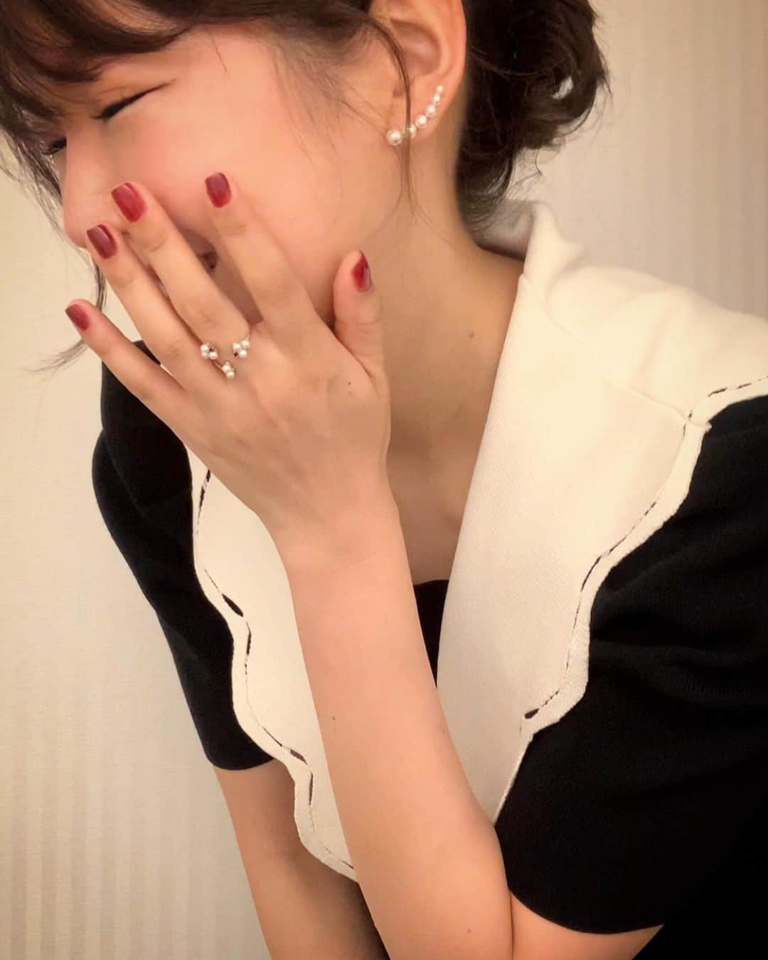 内山絵里加さんのインスタグラム写真 - (内山絵里加Instagram)「・ ・ ラジオCMも担当している アミュレットさん @amulet0310_official の 素敵なジュエリー💎 ・ ▶︎アコヤ真珠のプチパールを使ったピアス 耳の形に沿って さりげなく耳元を華やかにしてくれるピアスです。 とっても気に入っています👱🏻‍♀️ ・ ▶︎アコヤ真珠のプチパール&ルビーのリング この日は、ドレスコードが赤だったので 赤いネイルに合わせて 赤いルビーもちりばめられた プチパールのリングを合わせました💍 ・ "何気ない日常に輝きを" そのキャッチフレーズの通り 身につけるだけで心躍らせてくれる アミュレットさんのジュエリーたち。 素敵なものばかりですので また、紹介しますね💎 ・ ・ #浜松 #アミュレット #amulet #ジュエリー #ピアス #アコヤ真珠 #パール #真珠 #プチパール #ルビー #指輪 #リング #ワンピース #celford」5月18日 17時44分 - erika.uchiyama1129