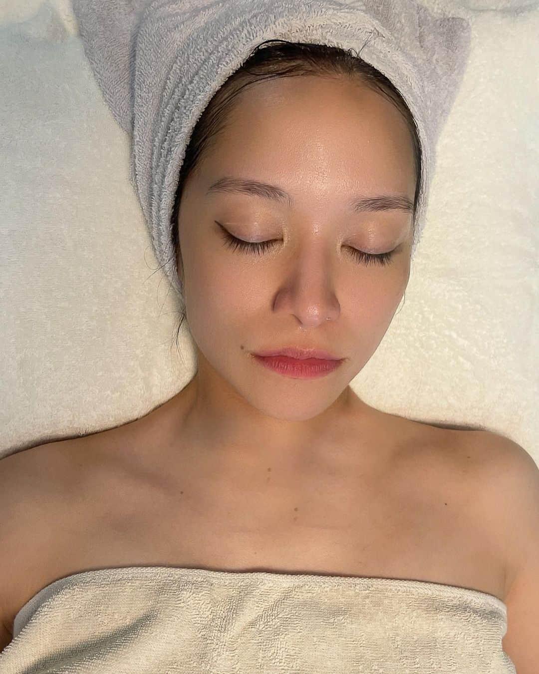 大森美知さんのインスタグラム写真 - (大森美知Instagram)「💙🤍💙🤍💙 beauty salon✨  いきつけの全身サロン @totalbeauty.andwith   2枚目・スリムムーブ ラジオ波で老廃物流す。  3枚4枚目・ミルクピール クスミとザラつきを取る 皮が剥がれないでダウンタイムの無いピーリング 古い角質をおとす、ニキビシミの抑制を抑える  5枚目・爆睡 施術後 クスミとハリが出たのがすぐ分かる、 空間も可愛くてオススメの美容サロン✨  移転して機械もPOWER UPして大満足だよぉ🪸🤍💙@totalbeauty.andwith  いつもありがとうございます✨  #おみち美容情報 #エステ #beauty #andwith #アンドウィズ #美容情報」5月18日 17時56分 - michi_oomori_official