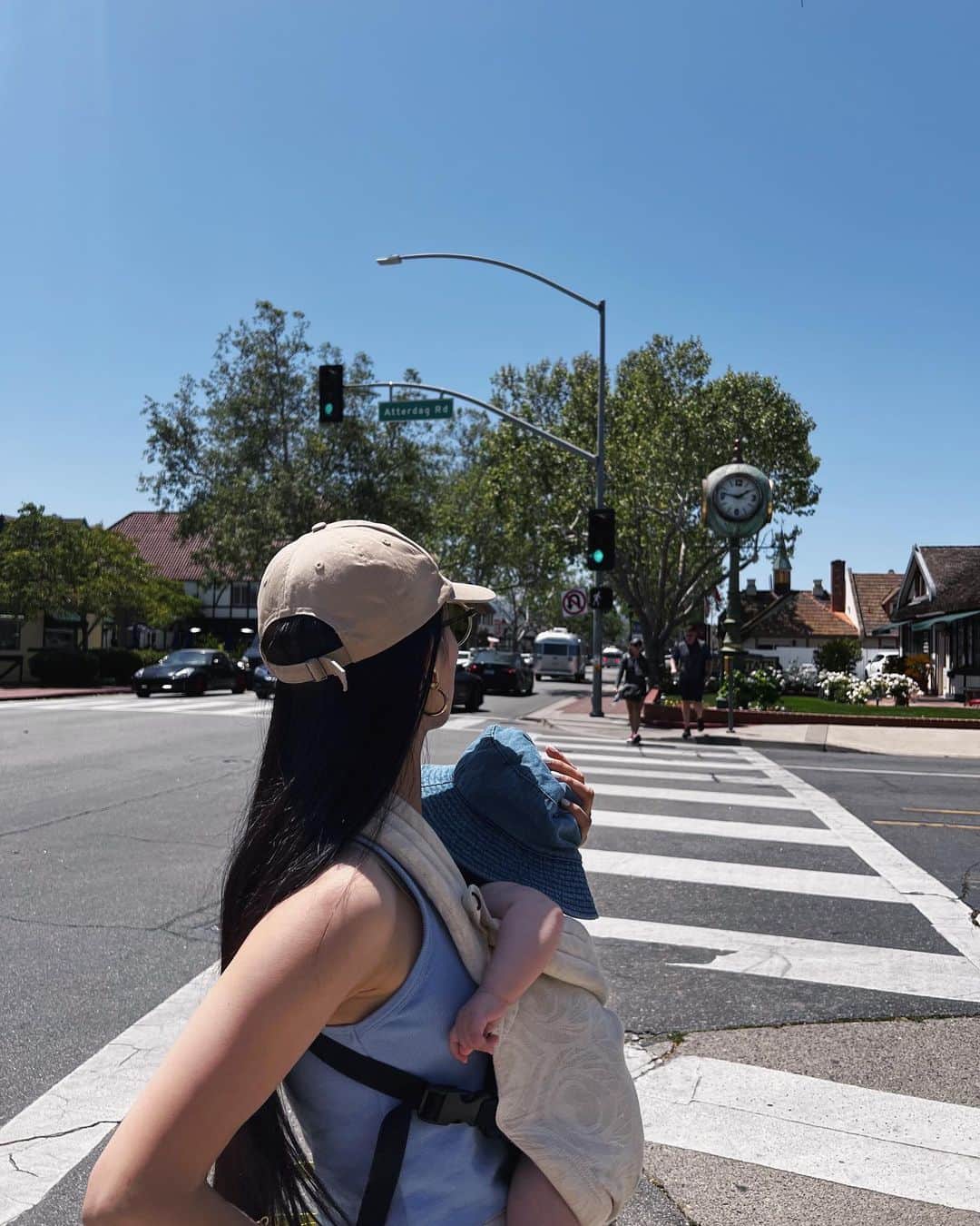 尾崎紗代子さんのインスタグラム写真 - (尾崎紗代子Instagram)「.  (LA投稿とリアルタイム投稿混ざりまくってます🙆‍♀️)  🌴キャンピングカーでの LA旅🌴 次のキャンプ場へ向かうドライブ中。 やたらと美しい街を見つけたので立ち寄ってみました。 カリフォルニアにあるデンマーク村「ソルバング」 とにかく美しい街並み。  LAにいるのにデンマークを味わえて、 なんだかお得な気分！！ 散歩しながらお買い物やランチを楽しみました😉  元々の旅のプランには無く、 場面で立ち寄れたのがとても嬉しい☺️ 子連れだと前もって計画を立てなきゃ いけない事が多いけど こうしてノリで動ける方が本当は楽しいよね😉  凄く充実した数時間の写真。 これのお陰で勿論次のキャンプ場への 到着は遅れました。👍  #momlife #mommylife #mommy  #育児 #ママライフ  #5歳 #3歳 #0歳8ヶ月 #motherof3 #motherhood  #family #familyphoto #子連れ飛行機 #3人育児  #3児のママ #3児ママ #0歳 #赤ちゃん #子連れ旅行  #子連れ旅　#familytrip #familytime #familytravel #5人家族 #familyphotography #familyfirst #solvang #california」5月18日 18時46分 - osayo_osayo