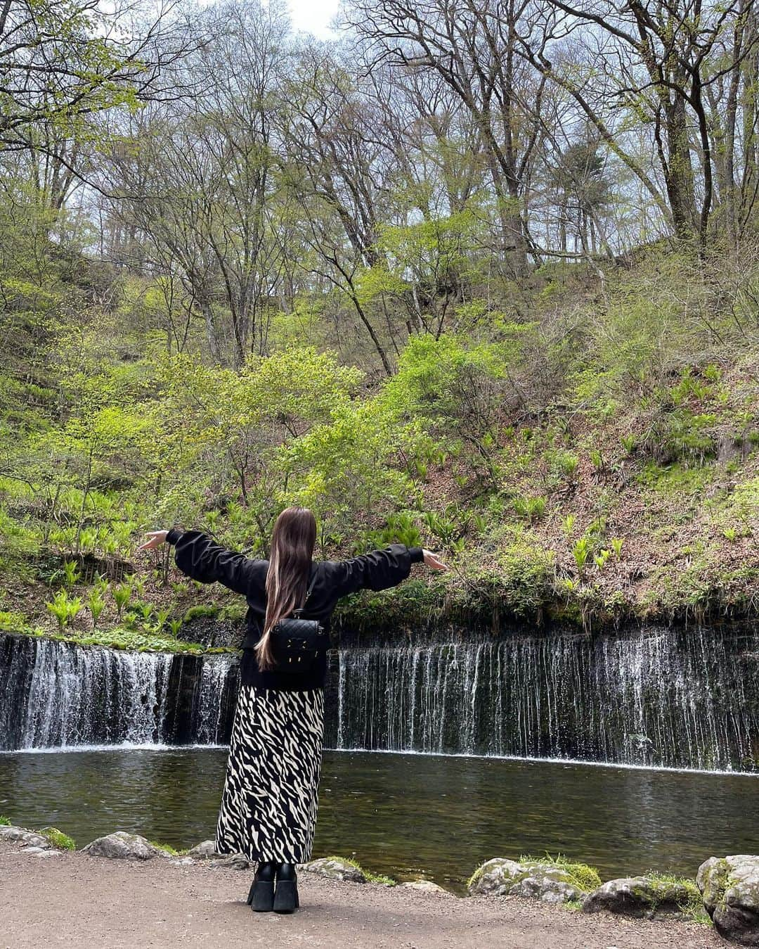 田中れいなさんのインスタグラム写真 - (田中れいなInstagram)「. 癒しスポット行ってきた♡ 【白糸の滝】 ※次は運動靴で行こうと思いました👟笑 ・‥…━━━☞・‥…━━━☞ #白糸の滝 #癒しスポット #自然 #パワースポット #photo #Instagram」5月18日 19時01分 - tanakareina.lovendor