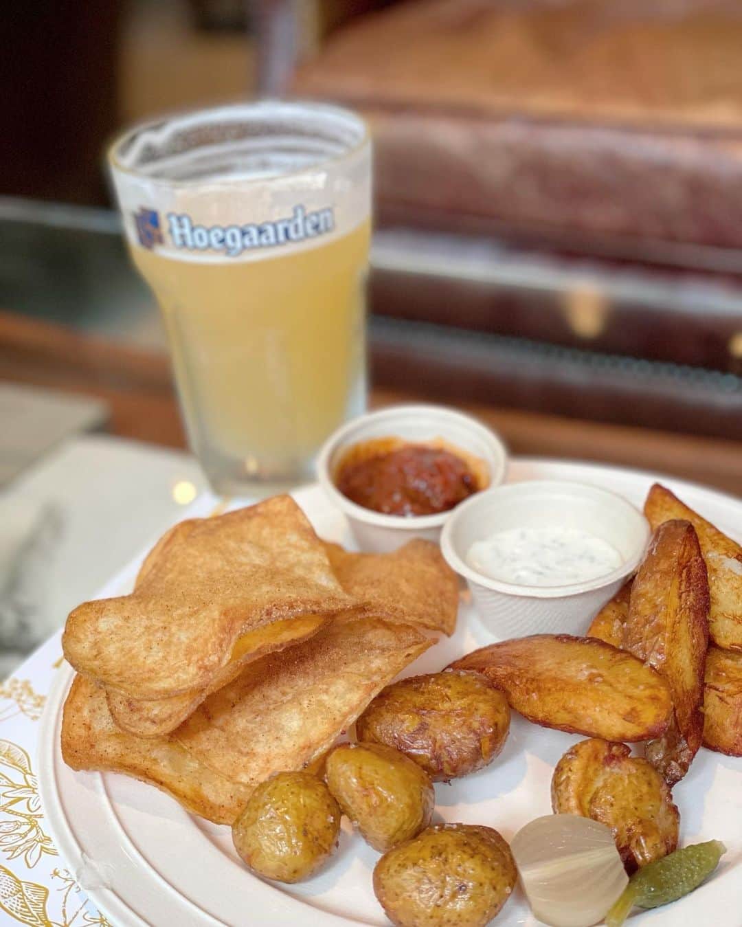 藤崎奈々子さんのインスタグラム写真 - (藤崎奈々子Instagram)「ヒューガルデンのお供にと、米澤文雄シェフが開発したポテトチップが食べられると聞きつけ、期間限定チップスバー「perfect Hoegaarden Chips Bar@RIVERSIDE CLUB」にボッチランチへ！ ・ せっかくなので、ランチビールを一杯飲みながらチップスやポテトをもぐもぐ。チップスが本当に驚くほどヒューガルデンと合う！ ホゥホゥと感心しながら味わっていたら小一時間経っていた… そして追加で頼んだパクチーサラダも美味しすぎて、とりあえず週末にパクチーとパセリの苗を買いに行く事を決意。 今度は友達と来て乾杯したいなー、と思いつつお店を後にしました ・ @hoegaarden_jpn ヒューガルデン @riversideclub_nakameguro お店 お近くに来た方はぜひ食べてみてー 本当に美味しいから！ ・ #ヒューガルデン#リバーサイドクラブ中目黒#ぼっち飯#nae#yoaa」5月18日 19時09分 - nanakofujisaki