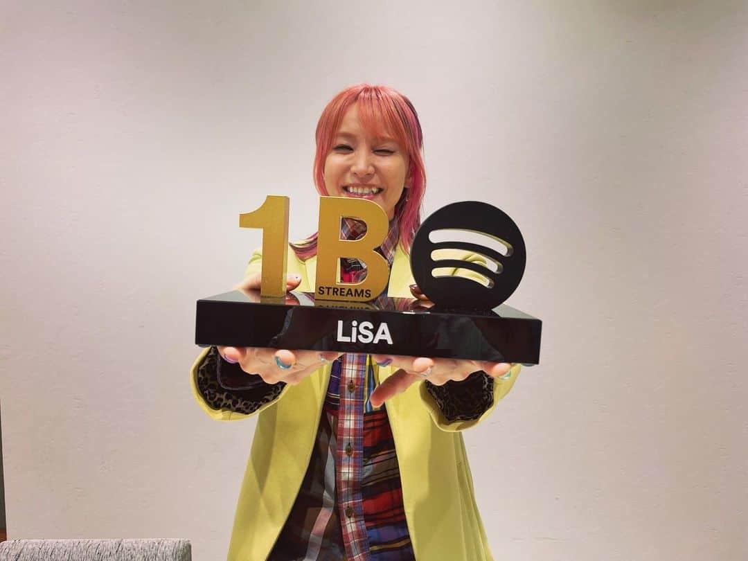 LiSAさんのインスタグラム写真 - (LiSAInstagram)「10億って、1billionなのか😳😳😳😳すごい😳😳😳😳栄誉ある賞と重みを感じる特別なトロフィーをありがとうございます☻👑 RT Spotifyの総再生回数が10億回を突破しました！ いつもLiSAを応援していただき、ありがとうございます。  LiSA has surpassed ONE BILLION streams of her songs on Spotify! Thank you for your continued support of LiSA.  ▼#LiSA #Spotify open.spotify.com/artist/0blbVef…  @spotifyjp @spotify」5月18日 19時29分 - xlisa_olivex