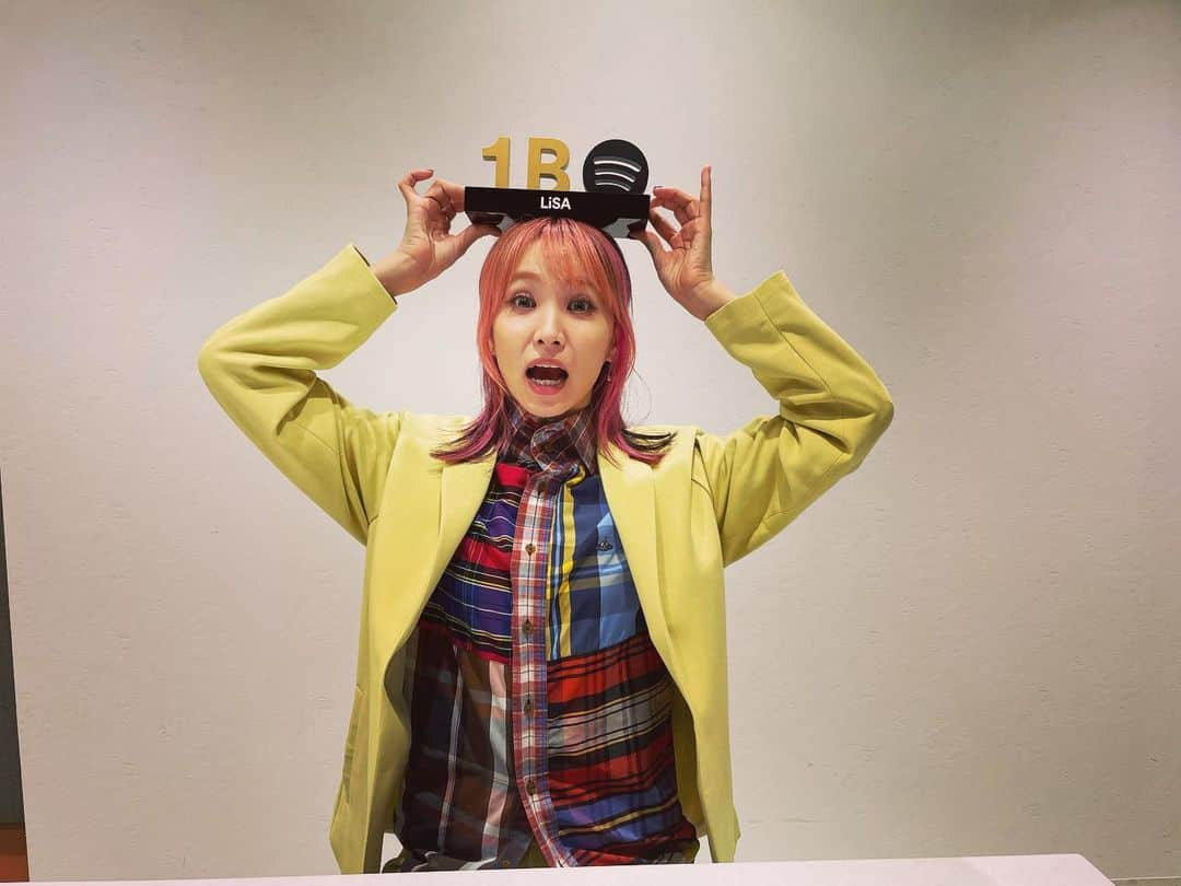 LiSAさんのインスタグラム写真 - (LiSAInstagram)「10億って、1billionなのか😳😳😳😳すごい😳😳😳😳栄誉ある賞と重みを感じる特別なトロフィーをありがとうございます☻👑 RT Spotifyの総再生回数が10億回を突破しました！ いつもLiSAを応援していただき、ありがとうございます。  LiSA has surpassed ONE BILLION streams of her songs on Spotify! Thank you for your continued support of LiSA.  ▼#LiSA #Spotify open.spotify.com/artist/0blbVef…  @spotifyjp @spotify」5月18日 19時29分 - xlisa_olivex