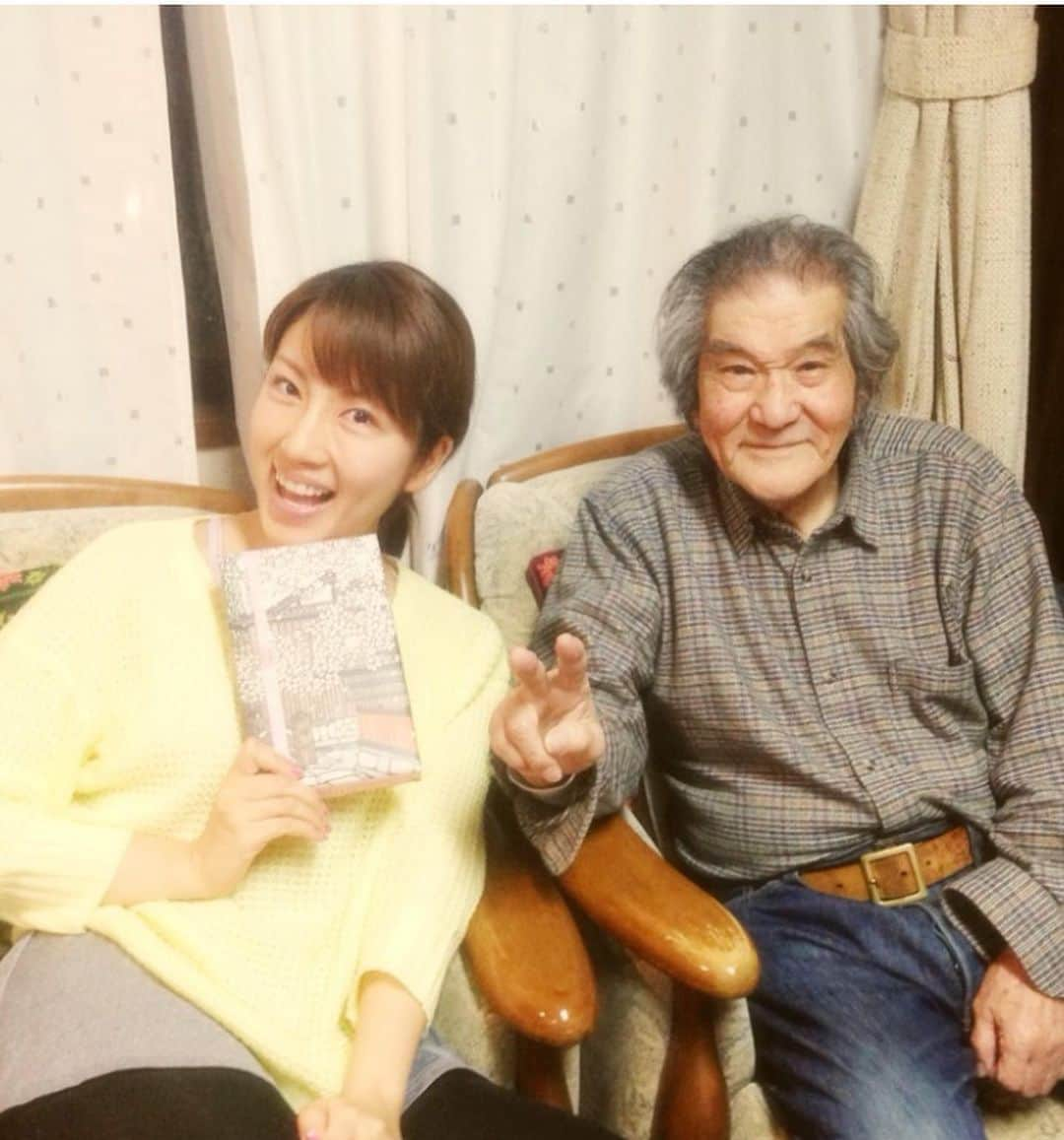 庄司ゆうこさんのインスタグラム写真 - (庄司ゆうこInstagram)「大好きなおじいちゃんが永眠しました。。 今年2月、私が出産のときにおじいちゃんが倒れて入院したと聞いてすぐにでも飛んで行きたかったけど、行けずで5月16日に行くって1ヶ月前からスケジュールを決めていて、まだまだ大丈夫と思っていたらまさかの私とママが駆けつけた30分後に亡くなりました、、。 私たちのことを待っててくれたおじいちゃん😢本当にありがとう😢 幼い頃から母子家庭の私はおじいちゃんがお父さんの変わりになってくれていて、色んなところに連れて行ってくれたり、欲しいおもちゃや洋服、いつも買ってくれました🥺おじいちゃんは写真撮るのが大好きで近くの公園や三田のフルーツフラワーパークでいっぱい写真を撮ってくれ、その写真をオーディションで使わせてもらったこともたくさんあります😭 芸能界に入りたいって夢も誰よりも早くにおじいちゃんに伝えていたし、おばあちゃんの晩ご飯あるのにソフトクリームが大好きで2人で良く食べに行って、2人とも晩御飯が進まずでおばあちゃんに、また何か食べたでしょー！っていつも怒られてました😂 私がテレビに出ていたときもおじいちゃんに、いついつ出るからねーって伝えたり、雑誌に出たときも一緒に本屋さん行って、これ私だよーって教えたり、大きくなってからもおじいちゃんにしょっちゅうメールや電話はしていました。 将来子供産んだら絶対に抱っこしてねって約束していたからももちゃんを3年前に抱っこしてもらえたときは嬉しかったなぁ🤗8年前には東京におじいちゃんとおばあちゃん呼んで、ヨガ教室にも来てもらいヨガレッスンしたし、靖国神社も連れてってウェスティンで美味しい鉄板焼きご馳走してあげたことは本当にあの時思い切ってやってあげてよかったーって思います✨ お葬式ではこれ以上涙出ないってくらいずっと泣いていましたが、めちゃくちゃいいお天気の中、お見送りすることが出来ました😢✨ 天国でおばあちゃんに会ってまたおばあちゃんと仲良くしてね💓 おじいちゃん97年間本当にお疲れ様でした🥺 そして私にたくさんの愛情を注いでくれてありがとう😭✨ これからもずっと見守っていてね✨🥺 #2022年#5月16日#永眠#大好きなおじいちゃん#97歳#ゆっくり休んでね#たくさんたくさんありがとう」5月18日 19時49分 - yuko.shoji