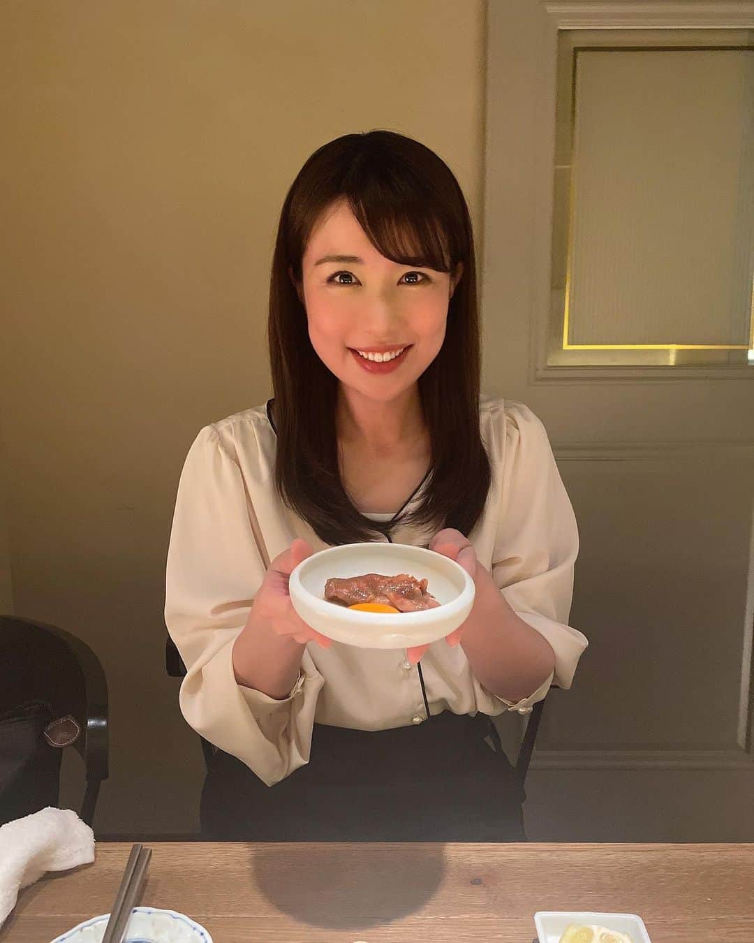 道岡桃子さんのインスタグラム写真 - (道岡桃子Instagram)「顔赤い🥰笑  お肉のフルコースをいただきました✨✨  自分で好きなお肉を選べるんですよ🥩  もうたまりません🍖😆  おいし過ぎてお肉のPVを作ってしまいました🐮笑 （スライド４）  まだまだ食べられます👍  毎日食べたいです🥰❤️  （飲んでるので赤い😂）  #大食い #アナウンサー #アナウンサー衣装 #お肉 #お肉大好き #肉好きな人と繋がりたい #すき焼き #焼肉 #六本木 #六本木グルメ #極コース PR @nikugen_official #熟成焼肉 #六本木焼肉 #焼肉女子 #個室焼肉 #個室限定コース #予約限定 #肉源 #肉源六本木 #グルメ #グルメ好きな人と繋がりたい #グルメ女子 #グルメスタグラム #instafood #roppongi #sukiyaki #beef #yakiniku」5月18日 20時00分 - momoko_ana