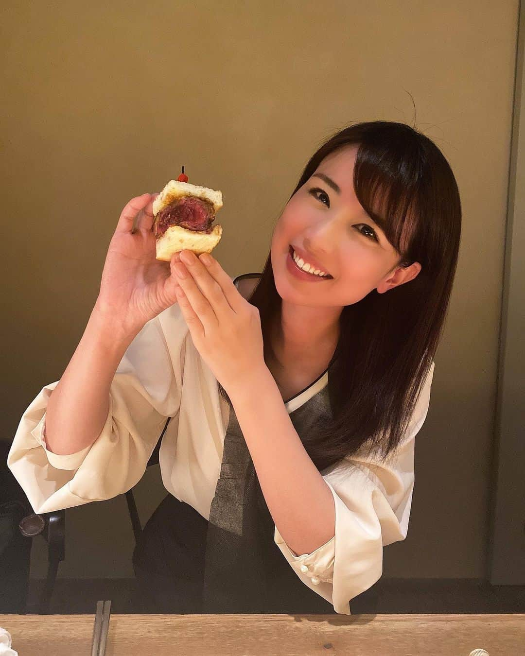 道岡桃子さんのインスタグラム写真 - (道岡桃子Instagram)「顔赤い🥰笑  お肉のフルコースをいただきました✨✨  自分で好きなお肉を選べるんですよ🥩  もうたまりません🍖😆  おいし過ぎてお肉のPVを作ってしまいました🐮笑 （スライド４）  まだまだ食べられます👍  毎日食べたいです🥰❤️  （飲んでるので赤い😂）  #大食い #アナウンサー #アナウンサー衣装 #お肉 #お肉大好き #肉好きな人と繋がりたい #すき焼き #焼肉 #六本木 #六本木グルメ #極コース PR @nikugen_official #熟成焼肉 #六本木焼肉 #焼肉女子 #個室焼肉 #個室限定コース #予約限定 #肉源 #肉源六本木 #グルメ #グルメ好きな人と繋がりたい #グルメ女子 #グルメスタグラム #instafood #roppongi #sukiyaki #beef #yakiniku」5月18日 20時00分 - momoko_ana