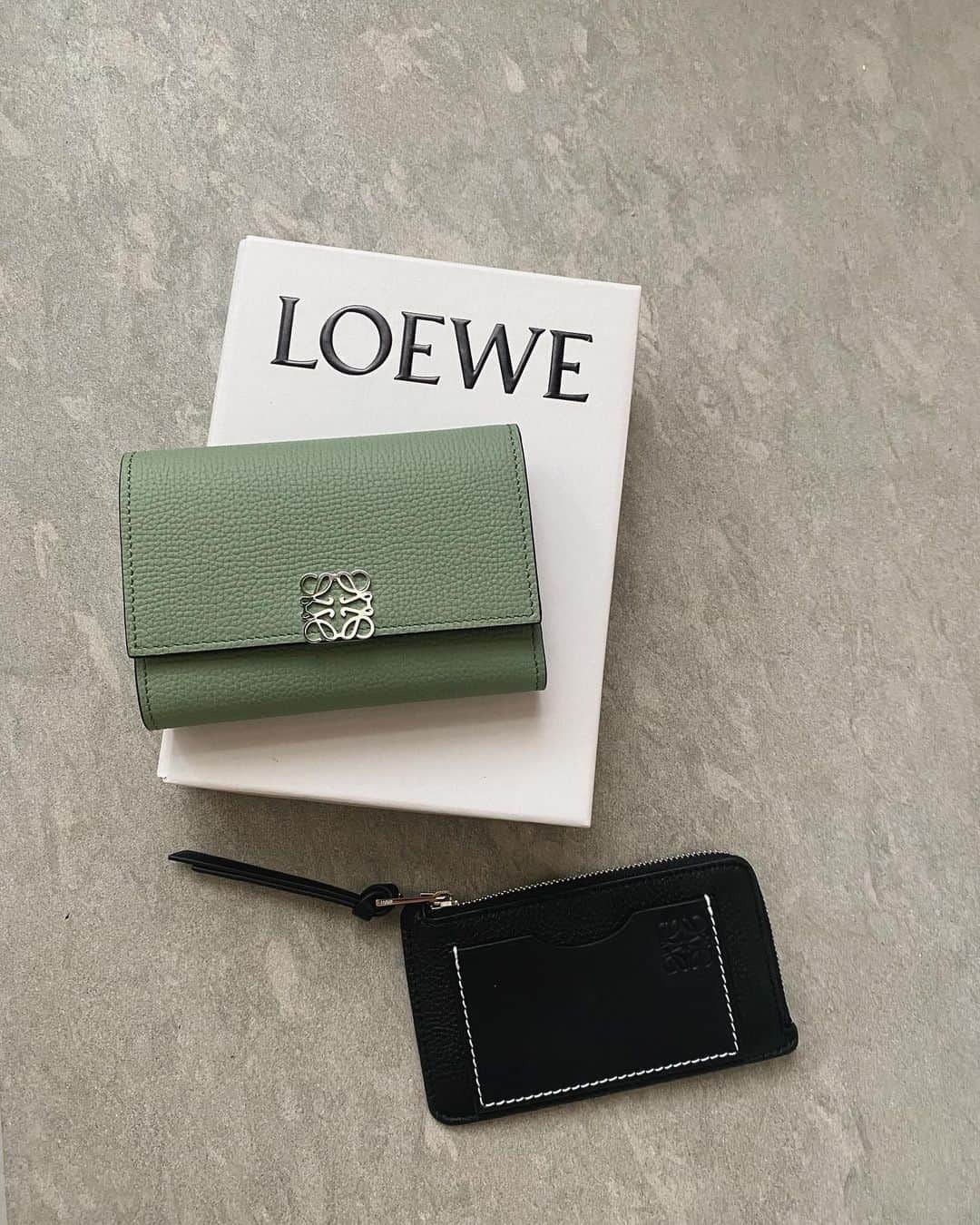田中里奈さんのインスタグラム写真 - (田中里奈Instagram)「この前の縁起のいいっぽい日に（ざっくり）、お財布とキーケースを買い替えました👛  新しい相棒は、ロエベの三つ折り財布のRosemaryというカラーと、白いステッチが可愛いキーケースのブラック。 元々ロエベの同じようなデザインの茶色いお財布と、同じ種類のネイビーのキーケースを使ってて、なんとなくこのタイミングで新調したくなって思い切って新調！  絶妙な色合いのローズマリーグリーン🌿 カラーの名前もまた素敵👏 本当はサンドという色が飽きがこなそうでいいかな〜って思ってたんだけど、自分でも思いがけないグリーンのチョイスに、脳みそに新しい風が吹いてきていい感じ♡ 日に日に愛着がわいて、視界に入るたびにテンションぶち上がってます。  日々のチョイスってつい偏りがちだけど、自分はこれが好きだからこれ！って決めつけず、頭をやわらか〜く、常に脳トレのように選択してゆきたい所存です。  身の回りのものを替えると気分変わっていいなぁ。 日々の開運は自分で作る🙌  #お財布 #財布 #ロエベ #loewe #キーケース」5月18日 20時49分 - tanakaofficial