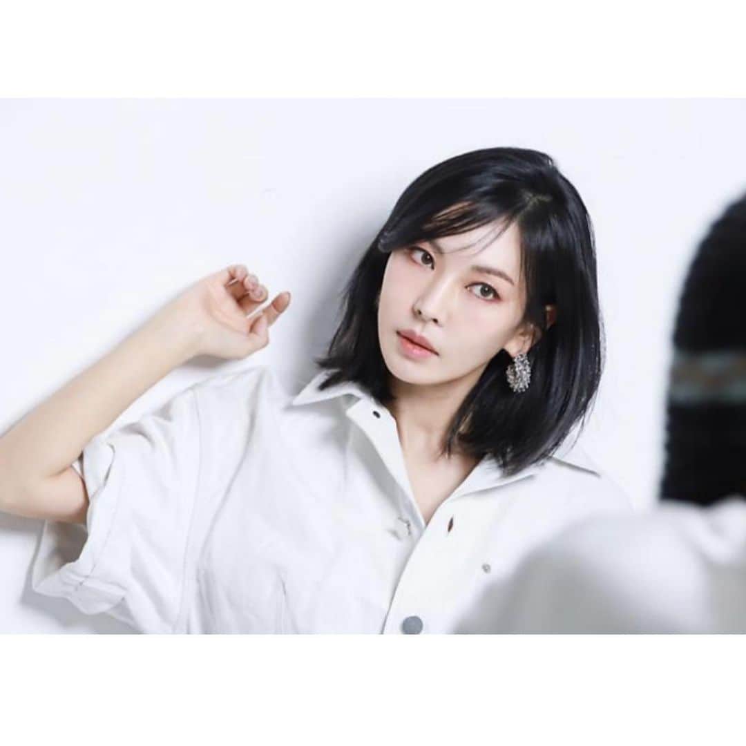 キム・ソヨンさんのインスタグラム写真 - (キム・ソヨンInstagram)「❤️ 🏠@jwidecompany    정덕균 대표님,    나주희 이사님,  이유미 이사님,  김두진 실장님,  홍보팀🌠  소연 팀장님 @sso_julia    영경 씨 @yanggang23    소담 씨 @ss_damiii  늘 현장에 함께 해주는🦾  석호 씨 @seokho89    정수 씨 @j_soo_ya  … 우리 회사 모든 식구들🍀    💇‍♀️헤어 🥰  수안 쌤 @suann614    미강    @happinessmigang  💋💄메이크업 🥰  지현 쌤 @harunangja    연지 @j.yyyyy  👗👠스타일리스트 🥰  다현 실장님    @_kimdahyun    다은 @happydebbie__    영서 @yskyk07  … 덕분에 더 힘내서!!! 늘 마음 깊이 고마워요❤️🌸」5月18日 21時07分 - sysysy1102