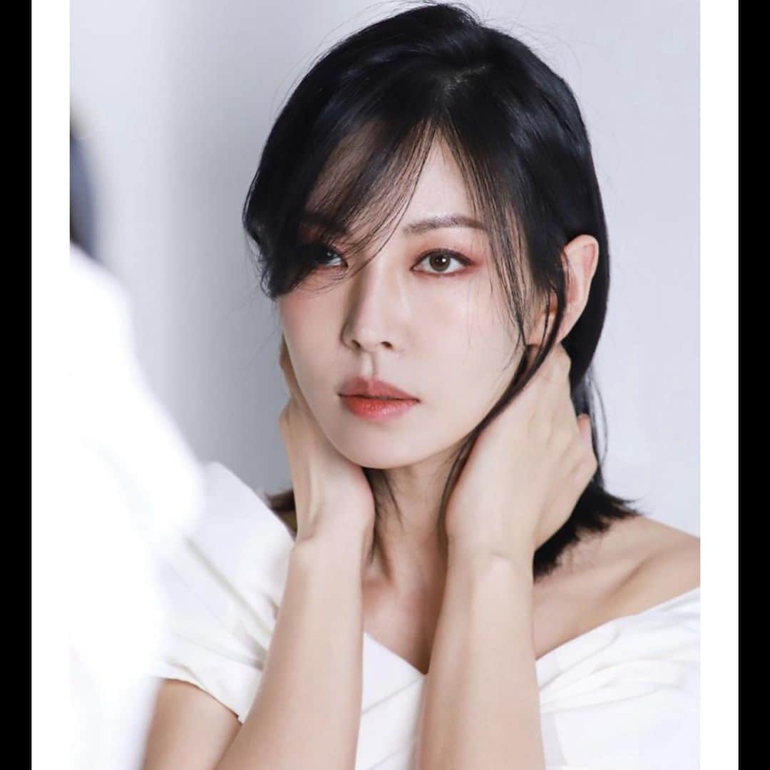 キム・ソヨンさんのインスタグラム写真 - (キム・ソヨンInstagram)「❤️ 🏠@jwidecompany    정덕균 대표님,    나주희 이사님,  이유미 이사님,  김두진 실장님,  홍보팀🌠  소연 팀장님 @sso_julia    영경 씨 @yanggang23    소담 씨 @ss_damiii  늘 현장에 함께 해주는🦾  석호 씨 @seokho89    정수 씨 @j_soo_ya  … 우리 회사 모든 식구들🍀    💇‍♀️헤어 🥰  수안 쌤 @suann614    미강    @happinessmigang  💋💄메이크업 🥰  지현 쌤 @harunangja    연지 @j.yyyyy  👗👠스타일리스트 🥰  다현 실장님    @_kimdahyun    다은 @happydebbie__    영서 @yskyk07  … 덕분에 더 힘내서!!! 늘 마음 깊이 고마워요❤️🌸」5月18日 21時07分 - sysysy1102