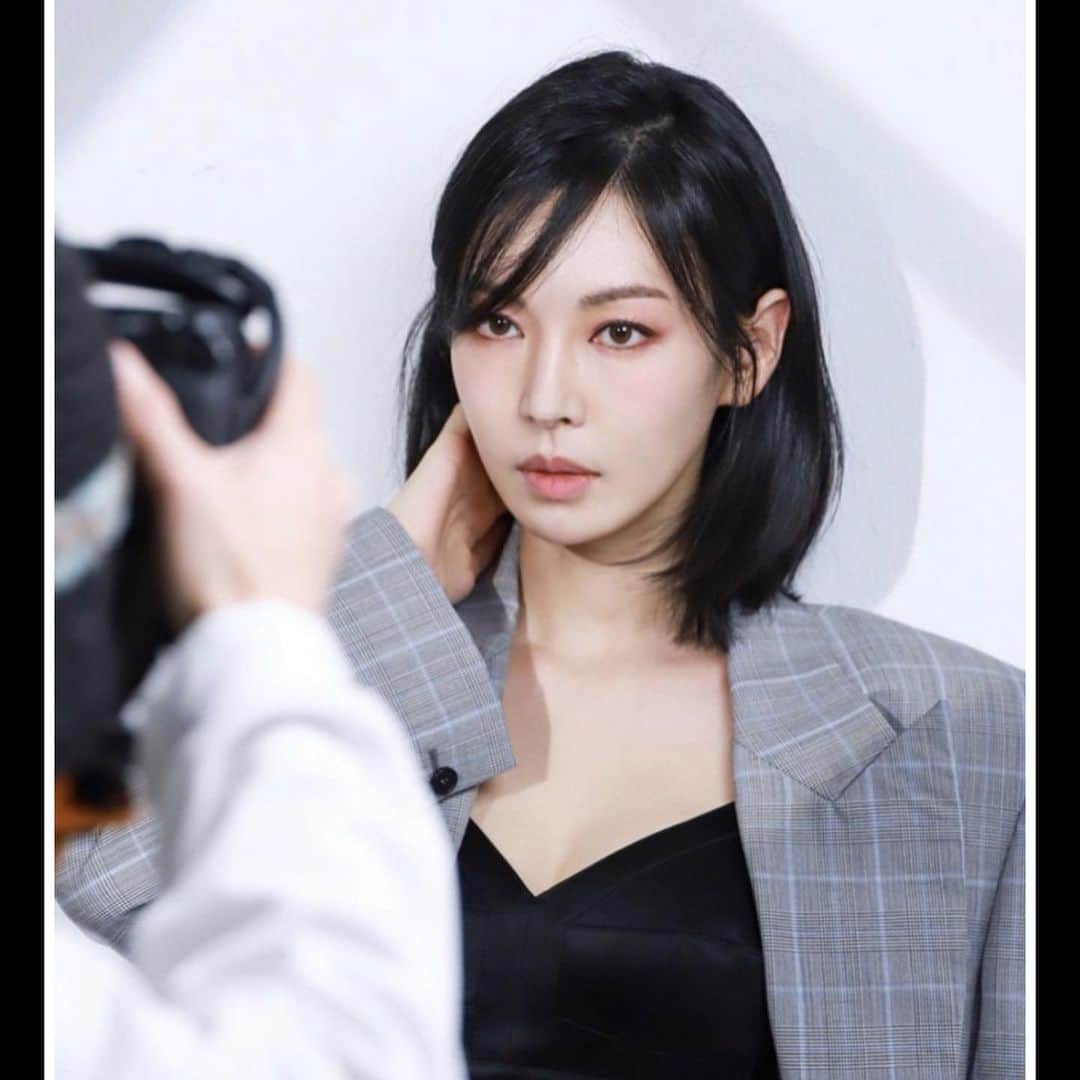 キム・ソヨンさんのインスタグラム写真 - (キム・ソヨンInstagram)「❤️ 🏠@jwidecompany    정덕균 대표님,    나주희 이사님,  이유미 이사님,  김두진 실장님,  홍보팀🌠  소연 팀장님 @sso_julia    영경 씨 @yanggang23    소담 씨 @ss_damiii  늘 현장에 함께 해주는🦾  석호 씨 @seokho89    정수 씨 @j_soo_ya  … 우리 회사 모든 식구들🍀    💇‍♀️헤어 🥰  수안 쌤 @suann614    미강    @happinessmigang  💋💄메이크업 🥰  지현 쌤 @harunangja    연지 @j.yyyyy  👗👠스타일리스트 🥰  다현 실장님    @_kimdahyun    다은 @happydebbie__    영서 @yskyk07  … 덕분에 더 힘내서!!! 늘 마음 깊이 고마워요❤️🌸」5月18日 21時07分 - sysysy1102