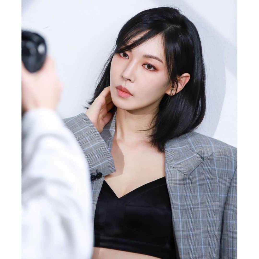 キム・ソヨンさんのインスタグラム写真 - (キム・ソヨンInstagram)「❤️ 🏠@jwidecompany    정덕균 대표님,    나주희 이사님,  이유미 이사님,  김두진 실장님,  홍보팀🌠  소연 팀장님 @sso_julia    영경 씨 @yanggang23    소담 씨 @ss_damiii  늘 현장에 함께 해주는🦾  석호 씨 @seokho89    정수 씨 @j_soo_ya  … 우리 회사 모든 식구들🍀    💇‍♀️헤어 🥰  수안 쌤 @suann614    미강    @happinessmigang  💋💄메이크업 🥰  지현 쌤 @harunangja    연지 @j.yyyyy  👗👠스타일리스트 🥰  다현 실장님    @_kimdahyun    다은 @happydebbie__    영서 @yskyk07  … 덕분에 더 힘내서!!! 늘 마음 깊이 고마워요❤️🌸」5月18日 21時07分 - sysysy1102