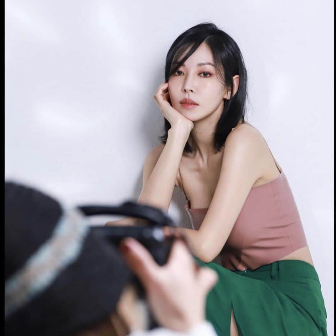 キム・ソヨンさんのインスタグラム写真 - (キム・ソヨンInstagram)「❤️ 🏠@jwidecompany    정덕균 대표님,    나주희 이사님,  이유미 이사님,  김두진 실장님,  홍보팀🌠  소연 팀장님 @sso_julia    영경 씨 @yanggang23    소담 씨 @ss_damiii  늘 현장에 함께 해주는🦾  석호 씨 @seokho89    정수 씨 @j_soo_ya  … 우리 회사 모든 식구들🍀    💇‍♀️헤어 🥰  수안 쌤 @suann614    미강    @happinessmigang  💋💄메이크업 🥰  지현 쌤 @harunangja    연지 @j.yyyyy  👗👠스타일리스트 🥰  다현 실장님    @_kimdahyun    다은 @happydebbie__    영서 @yskyk07  … 덕분에 더 힘내서!!! 늘 마음 깊이 고마워요❤️🌸」5月18日 21時07分 - sysysy1102