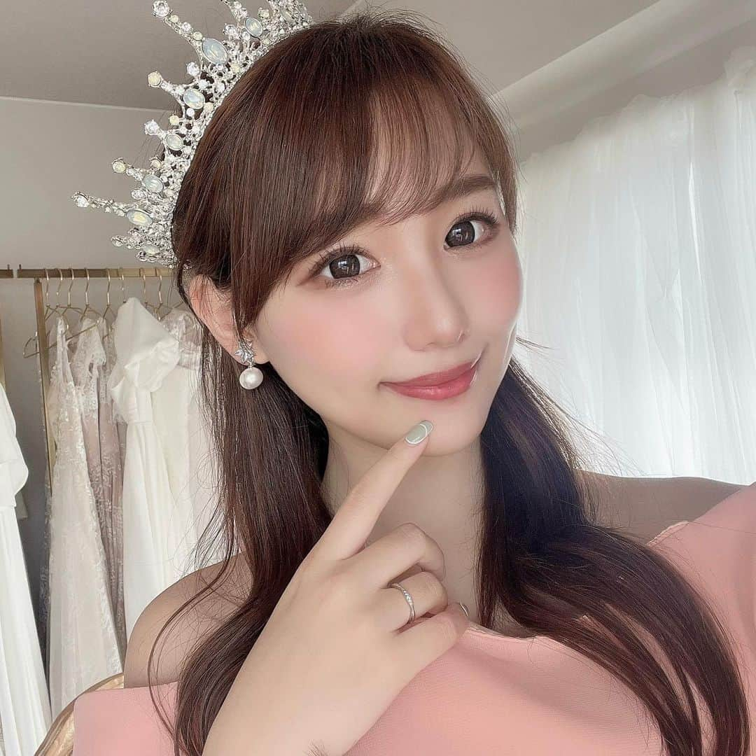 加藤里奈さんのインスタグラム写真 - (加藤里奈Instagram)「⋆ そろそろ前撮りを決めないとな〜 と思いながら2ヶ月がすぎました☺️笑  ドレスやアクセサリーは @laralaura73 さんで色々 参考にさせていただいてます🤭❤︎  #名古屋プレ花嫁#ブライダルアクセサリー#ララローラ#ララローラ花嫁#ララローラウェディング #プレ花嫁 #花嫁ヘア #花嫁美容 #花嫁ヘアスタイル #花嫁メイク #花嫁準備 #ウェディング #ウェディングドレス #ウェディングヘア #ウェディングドレス試着」5月18日 21時07分 - katoco0326