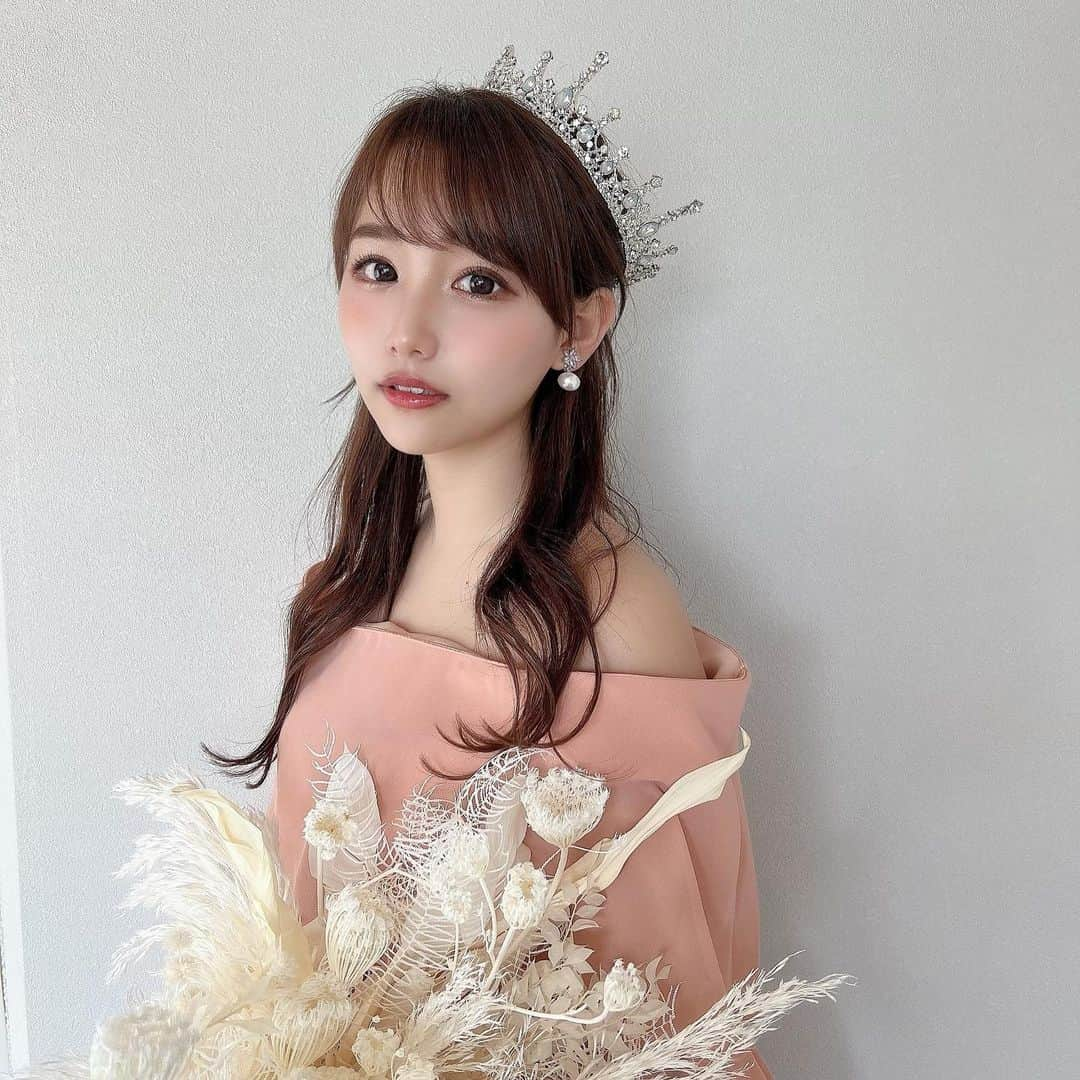 加藤里奈さんのインスタグラム写真 - (加藤里奈Instagram)「⋆ そろそろ前撮りを決めないとな〜 と思いながら2ヶ月がすぎました☺️笑  ドレスやアクセサリーは @laralaura73 さんで色々 参考にさせていただいてます🤭❤︎  #名古屋プレ花嫁#ブライダルアクセサリー#ララローラ#ララローラ花嫁#ララローラウェディング #プレ花嫁 #花嫁ヘア #花嫁美容 #花嫁ヘアスタイル #花嫁メイク #花嫁準備 #ウェディング #ウェディングドレス #ウェディングヘア #ウェディングドレス試着」5月18日 21時07分 - katoco0326