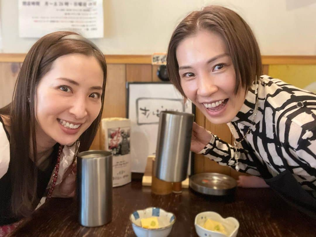 真飛聖さんのインスタグラム写真 - (真飛聖Instagram)「最高♡  『東京スカmuroパラダイス ウチアゲのオーケストラ』 観させていただきました✨あきらと☺︎  『muro式.がくげいかい』の皆さんと、 『東京スカパラダイスオーケストラ』の皆さんとの  ウチアゲ公演。  どんな舞台なのか わからなかったのですが、 楽しいに決まっている！！と  ずーーーっと楽しみにしていました☺︎  思っていた通り・・・いや、 想像を超える素晴らしい、楽しい、温かーい 舞台でした♡  騒げないけれど、心は大興奮✨  何とも何とも 贅沢な時間・・・  あーーーーーーー 楽しかった♡  あきらともコンサートに引き続き会えて嬉しかったなぁ♡  @muroshiki_gakugeikai  #東京スカmuroパラダイスウチアゲのオーケストラ  #muro式がくげいかい  #東京スカパラダイスオーケストラ  #20日から配信で観れるようです #瀬戸かずや さん」5月18日 21時30分 - sei_matobu