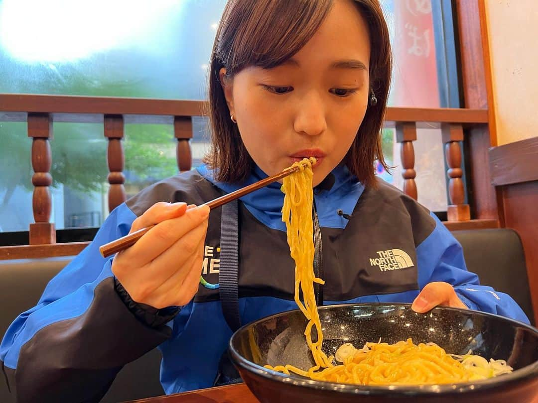 篠原梨菜さんのインスタグラム写真 - (篠原梨菜Instagram)「#水曜朝5時のラーメンtime きのうは東京・八王子 味の天徳さんから！24時間営業の油そば店🍜 1番人気の醤油油そば570円を😋しっかり混ぜて！和えて！ 20年以上進化を続けてきた秘伝のタレ！もちもちの太麺とよく絡み、まろやかなコク🌞酢とラー油を回しかけて味変！！後味さっぱり！ #早朝グルメ #thetime_tbs #油そば #八王子駅 #味の天徳  #醤油油そば  #味変  #コーナー初油そば」5月19日 6時10分 - shinorinatbs