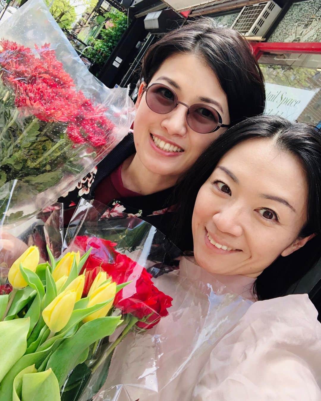 岡田育さんのインスタグラム写真 - (岡田育Instagram)「Thanks Masae Sensei @masaeiro for bringing us to Japan Day Parade! Photos of the day of rehearsal, flowers have been in full bloom over a week. . 日常に戻ったと見せかけてジャパンパレードの余韻。なんでもない日に全然知らん居合わせた人から花を分けられる、ということが（おばちゃんにアメちゃん貰うような感覚で）結構起こる街で、それって素敵よね、と毎回思う。まだまだ咲いてる。」5月19日 7時04分 - okadaic