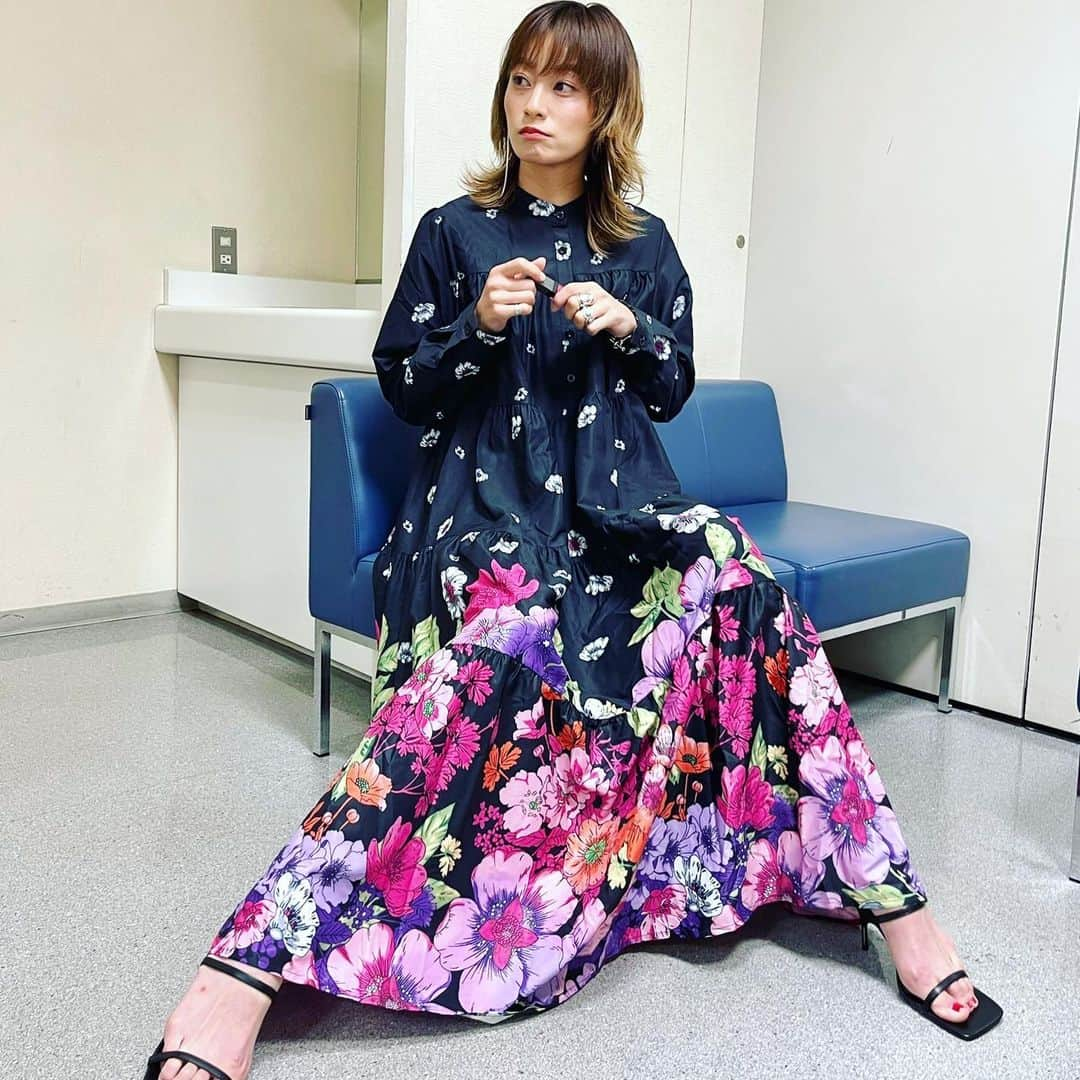 西山茉希さんのインスタグラム写真 - (西山茉希Instagram)「出演者それぞれの衣装の色が、 全部この柄の中に入ってた🫢  みんなでドレスコードしたみたいに、5体の衣装が統一した日。  #互いに見合う #スタジオでのヒトコマ #小さなサプライズ #本番前のハピネス  集合写真、 撮らせてもらえばよかった😩  #リンクコーデ収録 #小さな奇跡体験 #🤭🫢🤭」5月19日 8時46分 - maki.nshiyama50