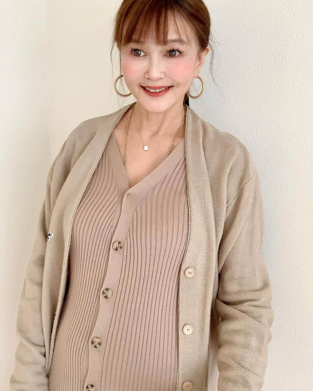 高見恭子さんのインスタグラム写真 - (高見恭子Instagram)「珈琲にクリームがとけるとように、ゆっくり和んでいこう  #beige  #beigestyle  #beigelove #beigeonbeige  #beigecode  #beigecardigan  #knit  #knitdress  #knitlove  #knitcardigan  #vintagefashion」5月19日 9時26分 - takami_kyoko