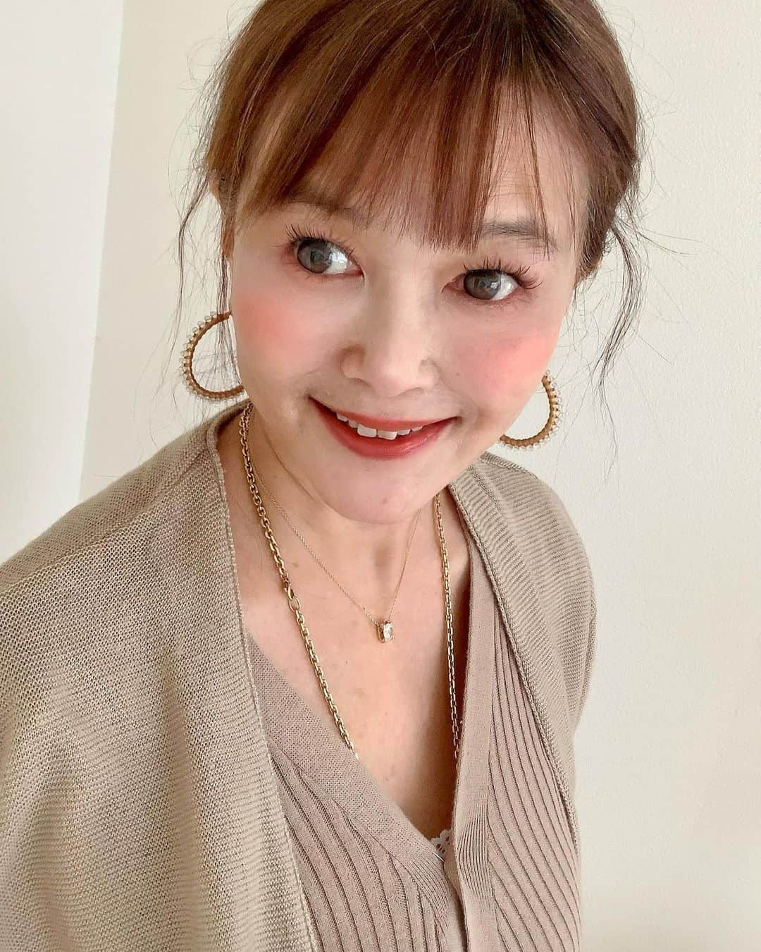 高見恭子さんのインスタグラム写真 - (高見恭子Instagram)「珈琲にクリームがとけるとように、ゆっくり和んでいこう  #beige  #beigestyle  #beigelove #beigeonbeige  #beigecode  #beigecardigan  #knit  #knitdress  #knitlove  #knitcardigan  #vintagefashion」5月19日 9時26分 - takami_kyoko