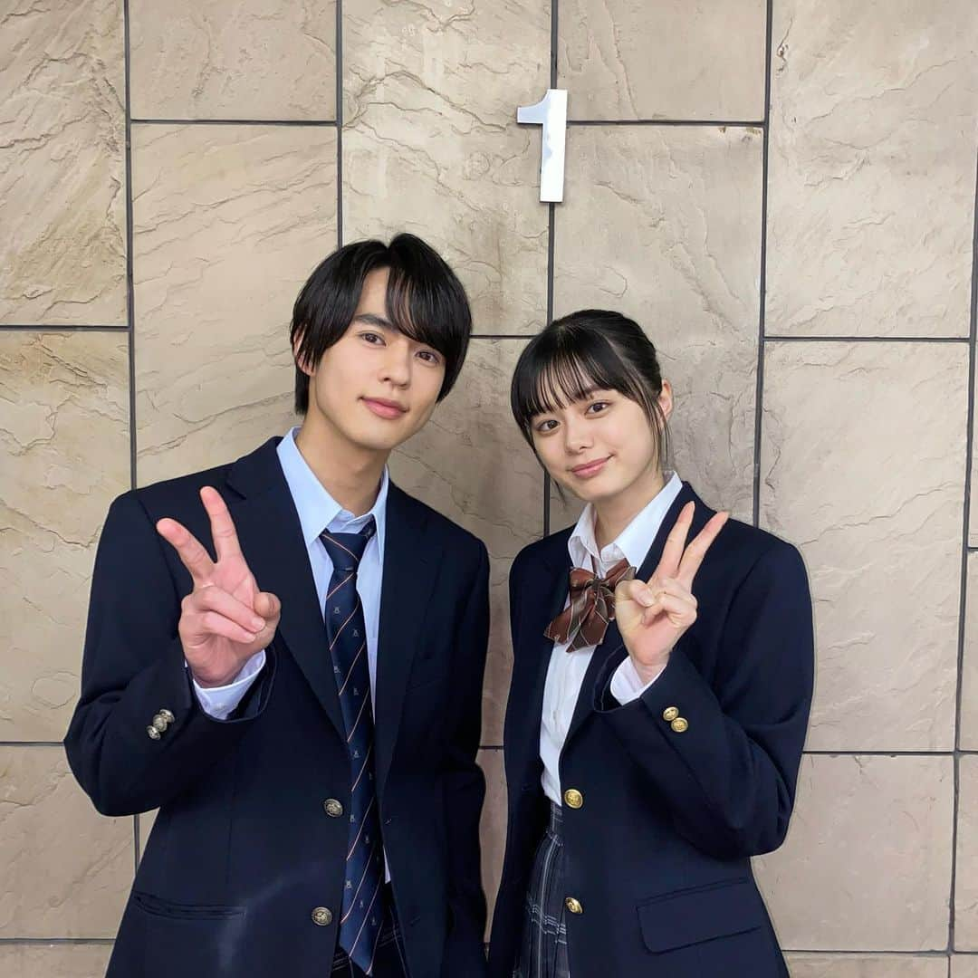 紺野彩夏さんのインスタグラム写真 - (紺野彩夏Instagram)「SoftBank「Heart Buds」のイメージモデルになりました☺︎ わたしも実際につけさせていただいたのですが、とても可愛くて気分が上がりました〜！ 二色展開なので、いろんな世代の方に似合うかなぁと思います🙆‍♀️ ショートムービー「また、つながる」にも壮くんと出演しているので、そちらもぜひご覧ください〜！ #HeartBuds #SoftBank」5月19日 12時33分 - ayaka_konno_official