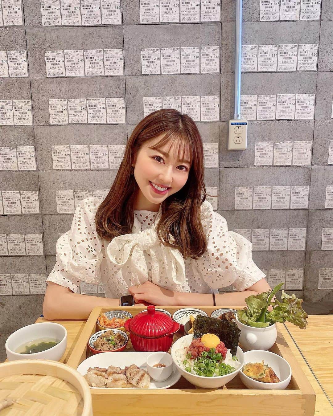 小山ひかるさんのインスタグラム写真 - (小山ひかるInstagram)「恵比寿にある PALLET46に行ってきたよ🥰  ここはユッケランチがあって 生肉ユッケが食べられるの🥰  生で食べれるならお肉は生がいい!! て言うくらい私元々生肉大好きやから嬉しい🙏💕  最近は色々厳しいから 食べる機会がほんと減っちゃったからね🥹  私の後ろの壁をよく見ると 生食用のシールが貼ってあるの😂😂 発想👏✨  ユッケ寿司もあったりして 気になるメニューがたくさん😊 また行きたいなぁ♪♪  お店は女の子で賑わってて 並んでました👭👭👭  #恵比寿 #恵比寿ランチ #ebisu #pallet46 #ユッケ丼 #ユッケ #生肉 #生肉大好き #韓国料理 #韓国料理屋 #サムギョプサル #チヂミ #盛りだくさん #満腹 #rienda #lunch #happy #smile #ランチ #美味しい」5月19日 14時31分 - hikaru_kym