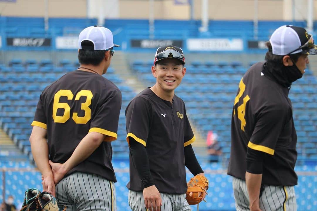 阪神タイガースさんのインスタグラム写真 - (阪神タイガースInstagram)「5月19日ヤクルト戦、本日の試合前練習の様子です！ #佐藤輝明 選手 #糸原健斗 選手 #長坂拳弥 選手 #近本光司 選手 #北條史也 選手 #中野拓夢 選手 #西純矢 選手 #渡邉雄大 選手 #齋藤友貴哉 選手 #原口文仁 選手 #阪神タイガース  #イチにカケル！」5月19日 17時54分 - hanshintigers_official