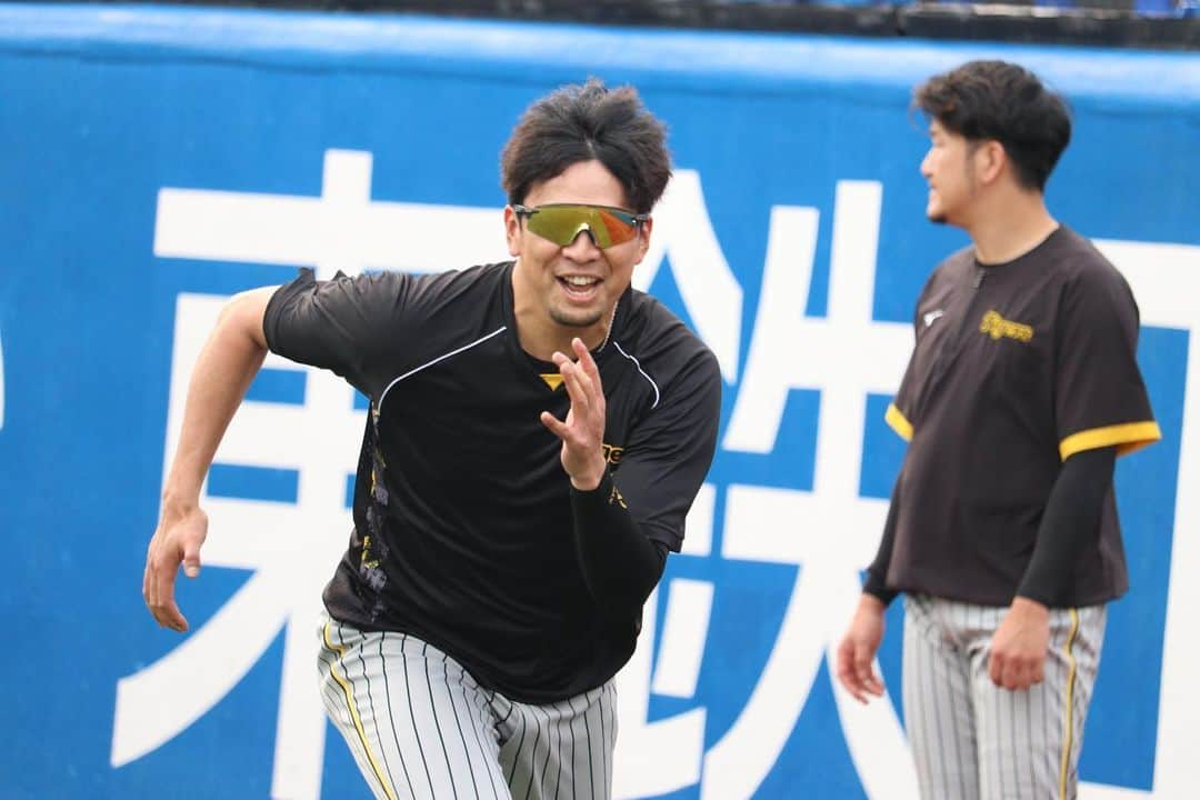 阪神タイガースさんのインスタグラム写真 - (阪神タイガースInstagram)「5月19日ヤクルト戦、本日の試合前練習の様子です！ #佐藤輝明 選手 #糸原健斗 選手 #長坂拳弥 選手 #近本光司 選手 #北條史也 選手 #中野拓夢 選手 #西純矢 選手 #渡邉雄大 選手 #齋藤友貴哉 選手 #原口文仁 選手 #阪神タイガース  #イチにカケル！」5月19日 17時54分 - hanshintigers_official