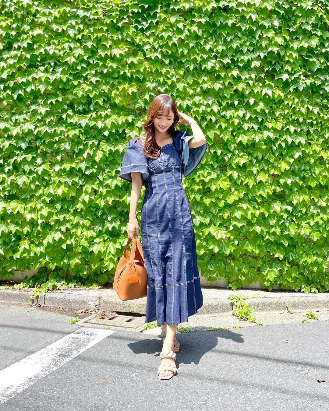 加藤瑠美さんのインスタグラム写真 - (加藤瑠美Instagram)「Volume Sleeve Day Dress💙 デニム素材だけど女性らしいシルエットが可愛い💐  dress @herlipto #herlipto  bag @hermes #hermes sandals @hm #hm  #coordinate#ootd#Japanese#japanesegirl#instafashion#rubi_fashion#ladydior#新米ママ#東京ママ#오오티디#아웃핏#年子ママ#東京ママ#男の子ママ#女の子ママ#年子育児#年子ママ#年子兄妹#ハーリップトゥー#エルメス#ピコタン」5月19日 18時10分 - katorubi