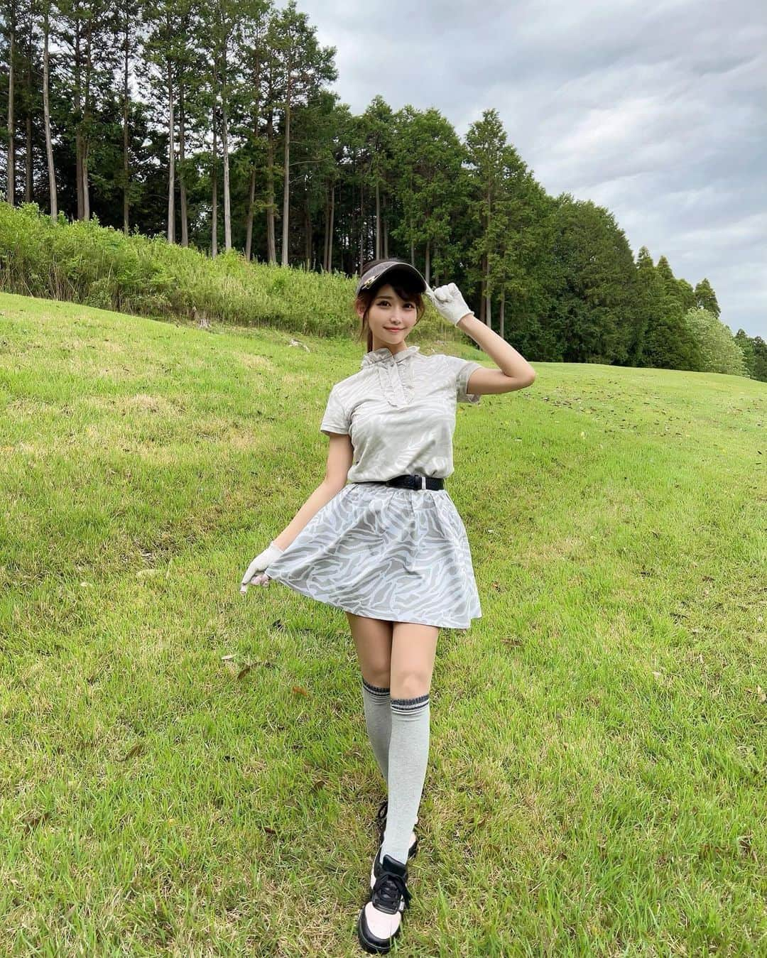 MAYUさんのインスタグラム写真 - (MAYUInstagram)「. ゼブラ柄のウェア🦓🤍 @standrews_jp  柔らかいグレーだから、ゼブラ柄だけど強くなりすぎなくていいっ🤍 トップスの首元のフリルもかわいいの〜！🦓✨ . . #ゴルフ女子#ゴルフ#ゴルフウェア#ゴルフコーデ#セントアンドリュース#golf#golfwear#fashion#golfgirl#golfcourse#golfclub#golfer#standrews」5月19日 18時15分 - mayu.kina_golf