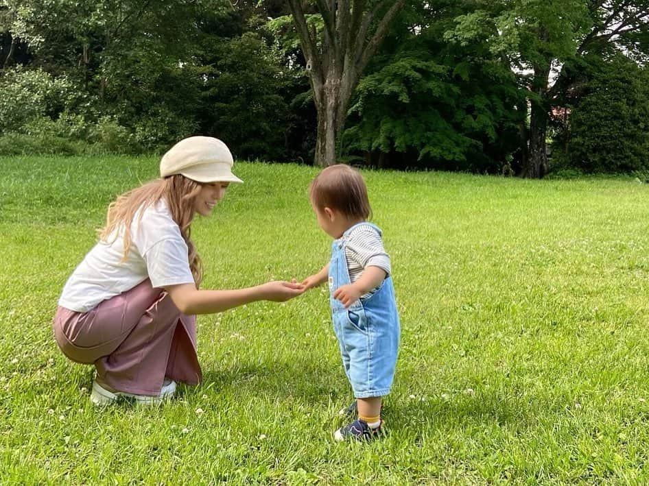 あさにゃん（川北愛紗奈）さんのインスタグラム写真 - (あさにゃん（川北愛紗奈）Instagram)「ピクニック☀️することになって 初めて息子にお弁当作ってみました😝 ⁡ 何の具材いれていいの... どう詰めたらいいんだろう... そもそも何が必要なの... ⁡ お弁当なんて作ったことがないから 知識０の状態から調べに調べて🔎 ⁡ 鮭とゴマ､ほうれん草とチーズのこにぎり🍙 豆腐ハンバーグ､ミートボール､トマト🍅 ミックスベジのバター炒め🥕､ピーマン炒め かぼちゃの煮物､ブロッコリー🥦､卵焼き🥚 ブルーベリー🫐イチゴ🍓きな粉💛サンド 全部手作りで無事に完成しましたー😘💓 ⁡ よく分からないからこそ作りすぎた🤣ww もちろん全部は食べないのでママと一緒に🫶 ⁡ 息子のお弁当作ってたら🦍がいいなぁ～🥺 って言ってたから唐揚げ、ちくわチーズ 明太子パスタとか作って初の愛妻弁当❤️笑 ⁡ 🦍、めっちゃ喜んでて嬉しかったなぁ𓈒𓂂𓏸 ⁡ お弁当作り大変だけど楽しかったから もっと上手に作れるようになりたいな✊🏻 ̖́- ⁡ #男の子ママ #男の子ベビー #babyboy #1歳 #1歳男の子 #令和3年ベビー #ベビスタグラム #赤ちゃんのいる生活 #ママスタグラム #ママライフ #ママコーデ #新米ママ #スマイル育児 #子育てぐらむ #お弁当 #息子弁当 #愛妻弁当 #旦那弁当  #ピクニック #ピクニック弁当  #ロールサンド」5月19日 19時43分 - asanyan0326