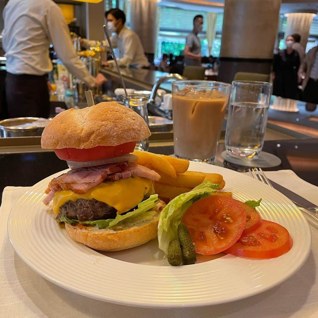 牧野結美さんのインスタグラム写真 - (牧野結美Instagram)「ハンバーガーランチ🍔🍟♡  気がつけば、1年以上会えていなかった👀💦  やっぱり話すと楽しすぎたので 定期的に会いたいな💓  この日もお肌ツヤツヤな紅葉に すっかり見とれてしまいました💕  #恵比寿カフェ #恵比寿グルメ #恵比寿ランチ #ウェスティンホテル東京 #ウェスティン #ホテルランチ #ハンバーガーランチ #大人女子の休日 #アラサーol #女子会ランチ #贅沢ランチ」5月19日 19時45分 - yumi_makino_